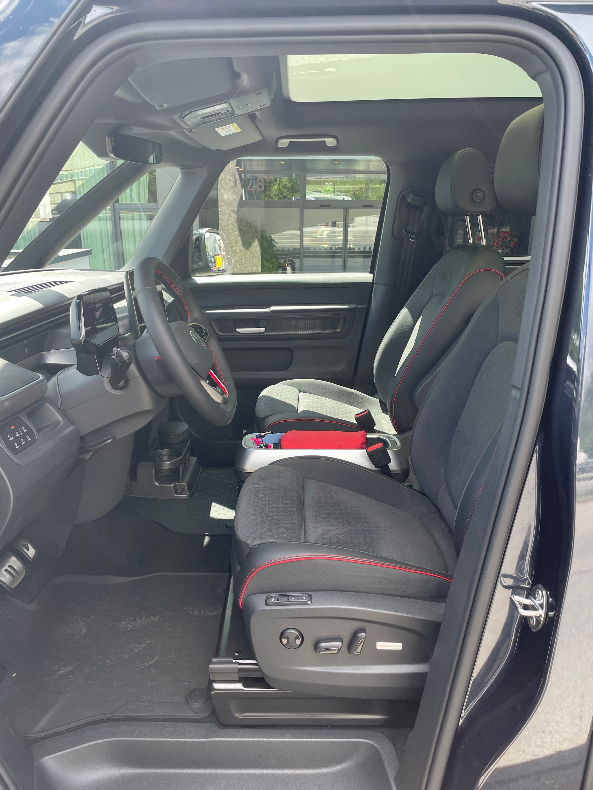 VW ID.Buzz LWB GTX 4 Motion, 7-Sitzer mit AHK und Pano-Dach-image-14