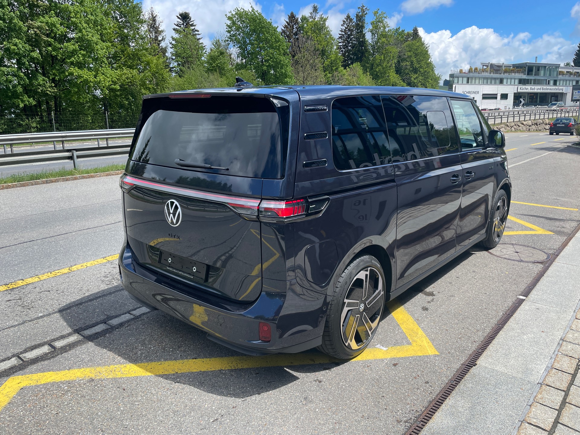 VW ID.Buzz LWB GTX 4 Motion, 7-Sitzer mit AHK und Pano-Dach-image-5