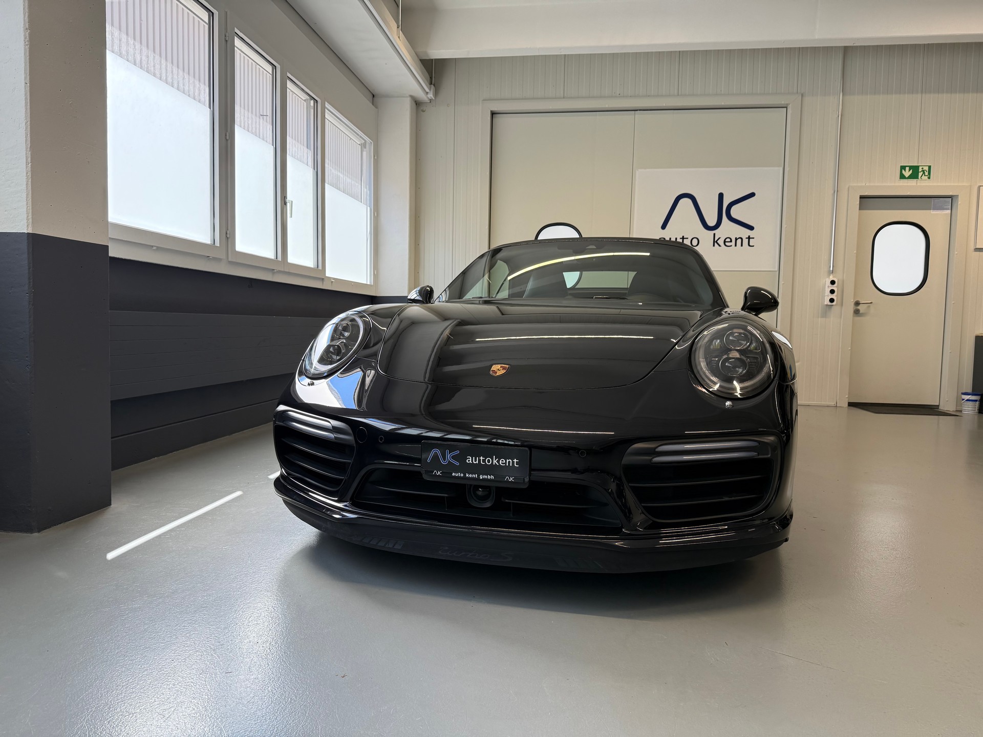 PORSCHE 911 Turbo S Cabrio PDK-image-6