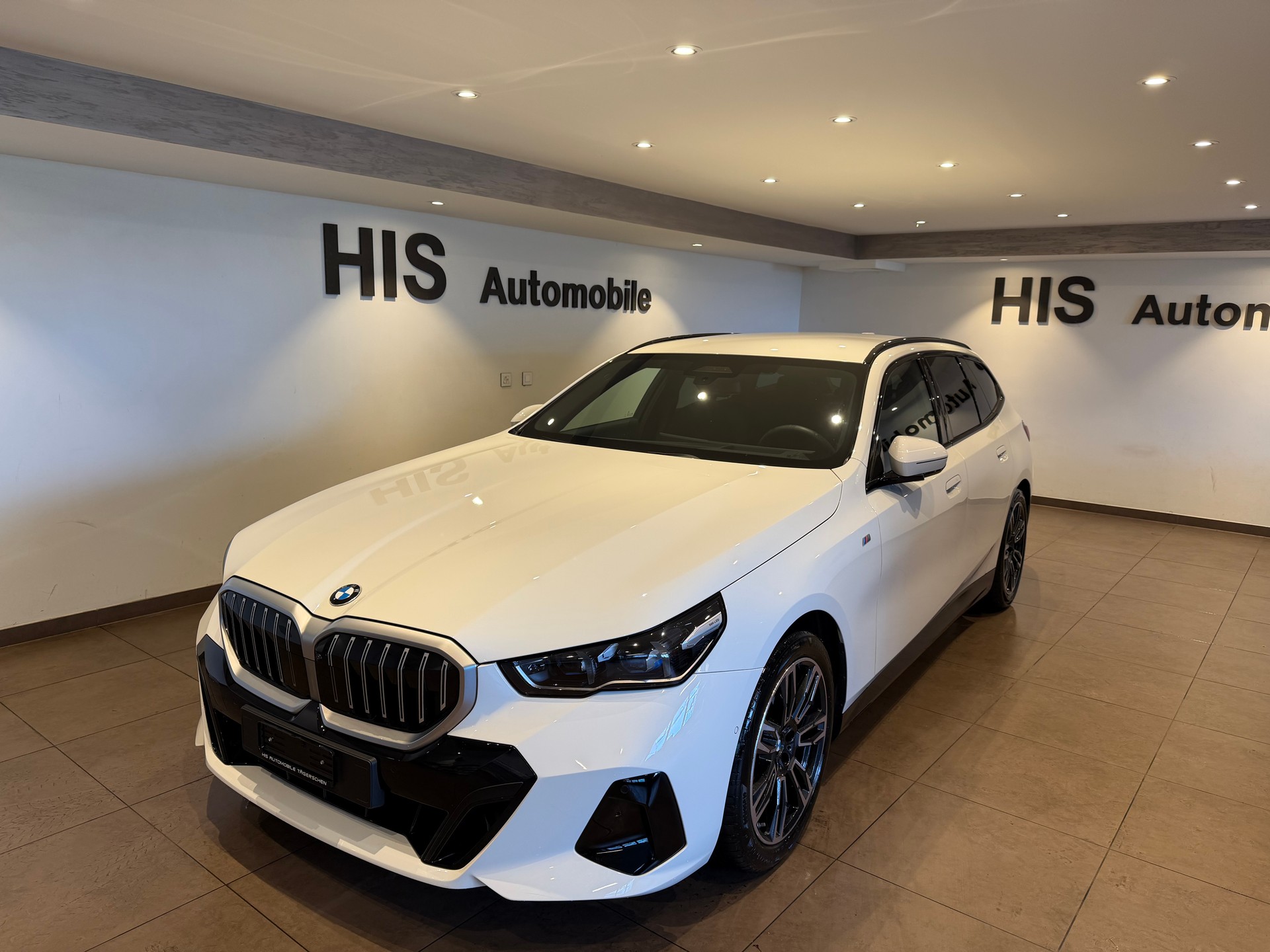 BMW 520d xDrive Touring M-Sport-showroom-element-1