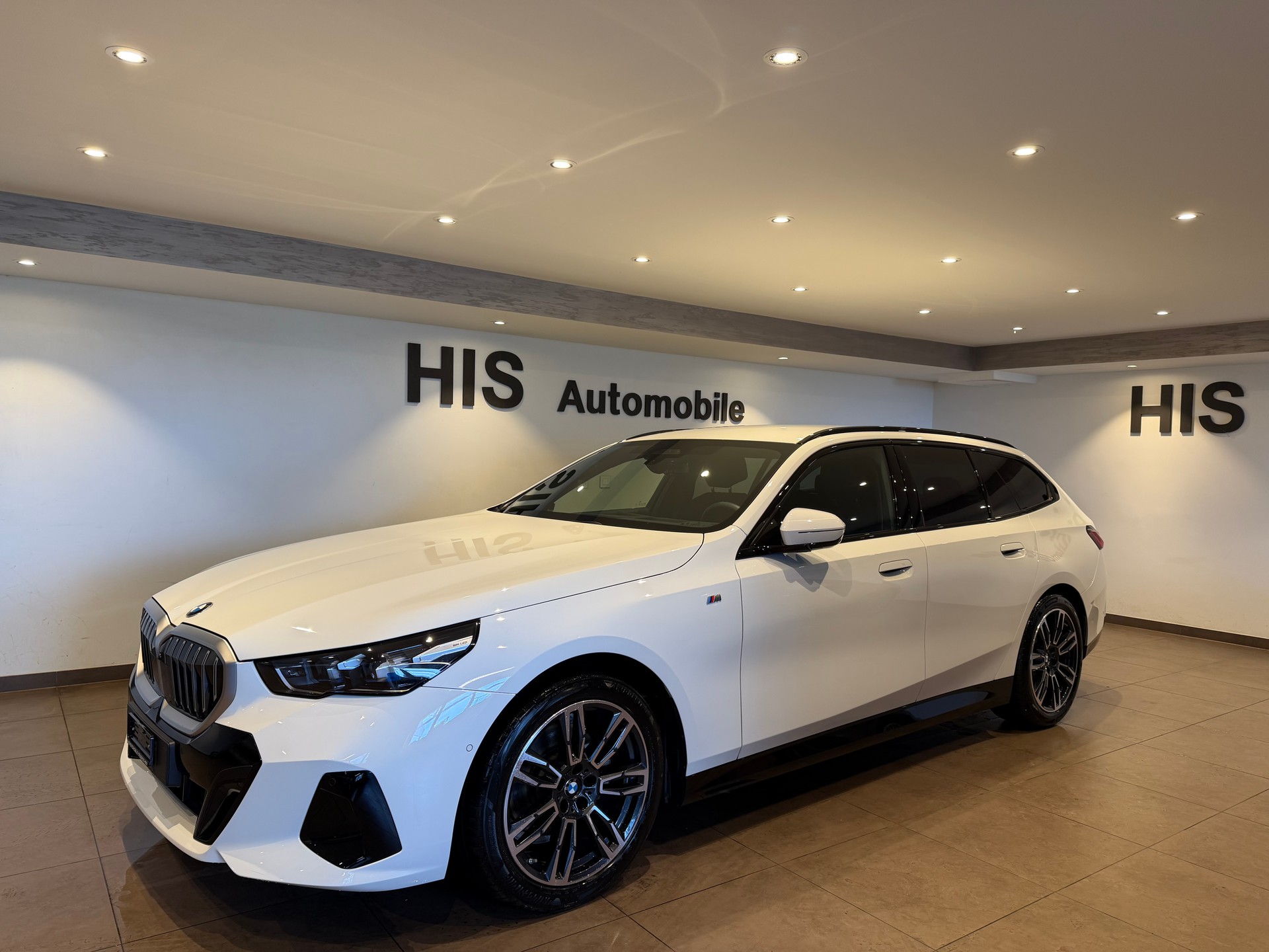 BMW 520d xDrive Touring M-Sport-showroom-element-2
