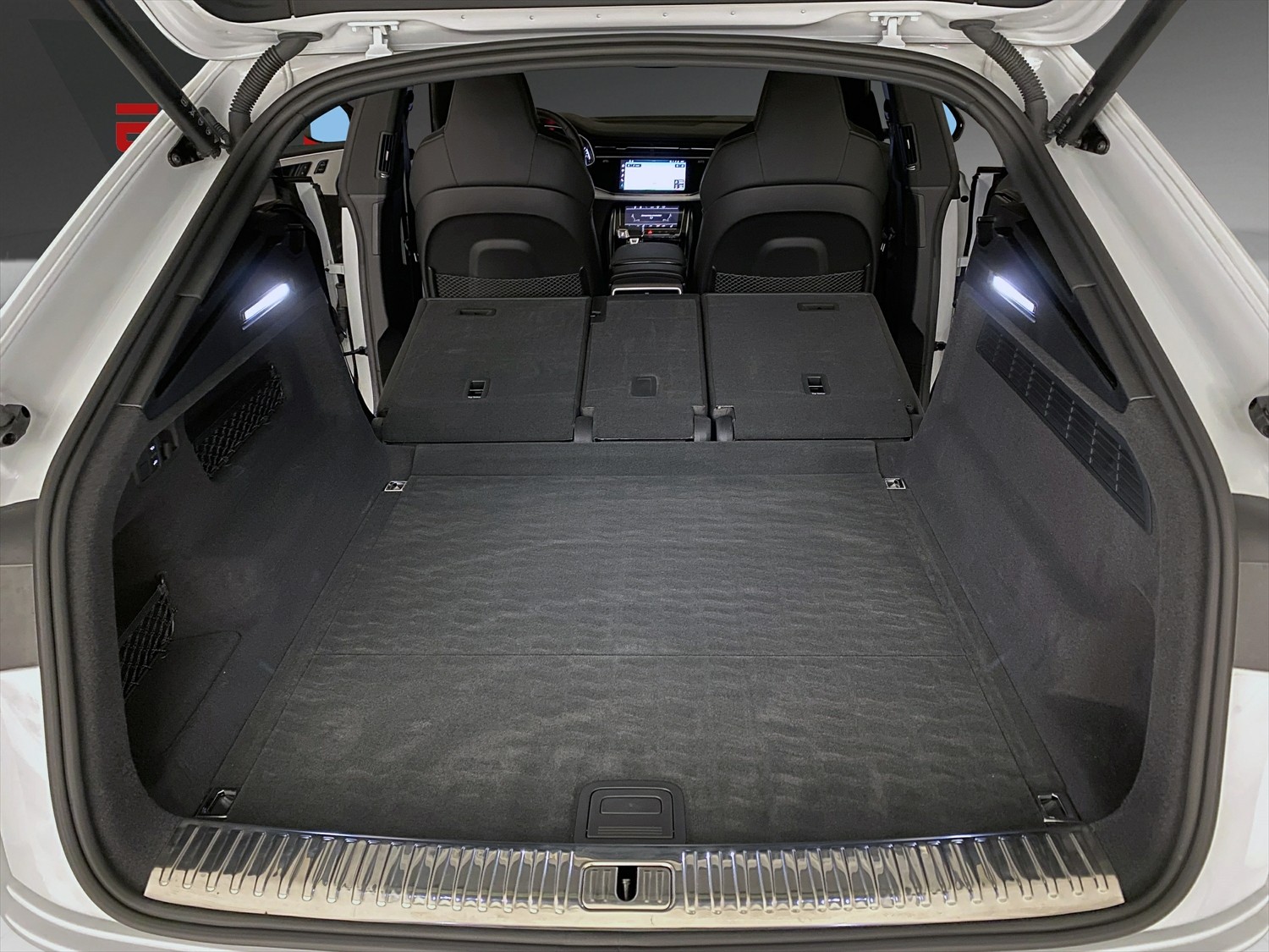AUDI SQ8 TFSI quattro-showroom-element-3