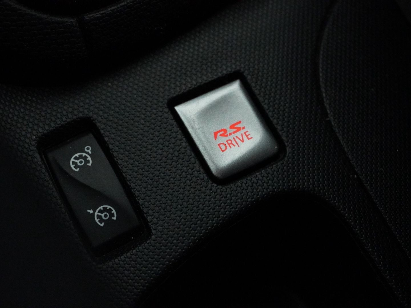 RENAULT Clio 1.6 T RS 200 EDC-image-10