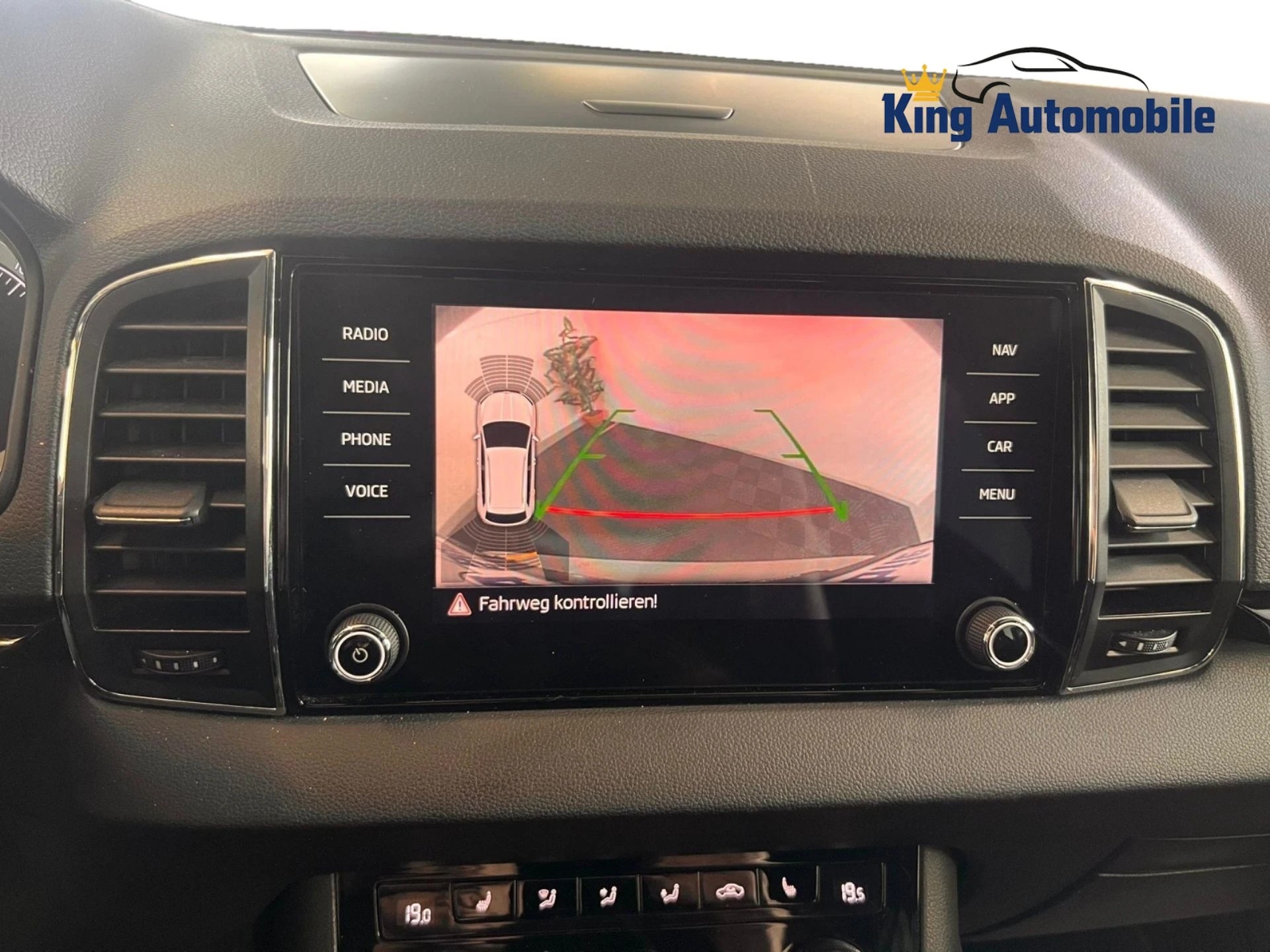SKODA Karoq 2.0 TSI SportLine 4x4 DSG | CH-Auto | Aus 1-Hand | Frisch MFK | RF-Kamera-image-11