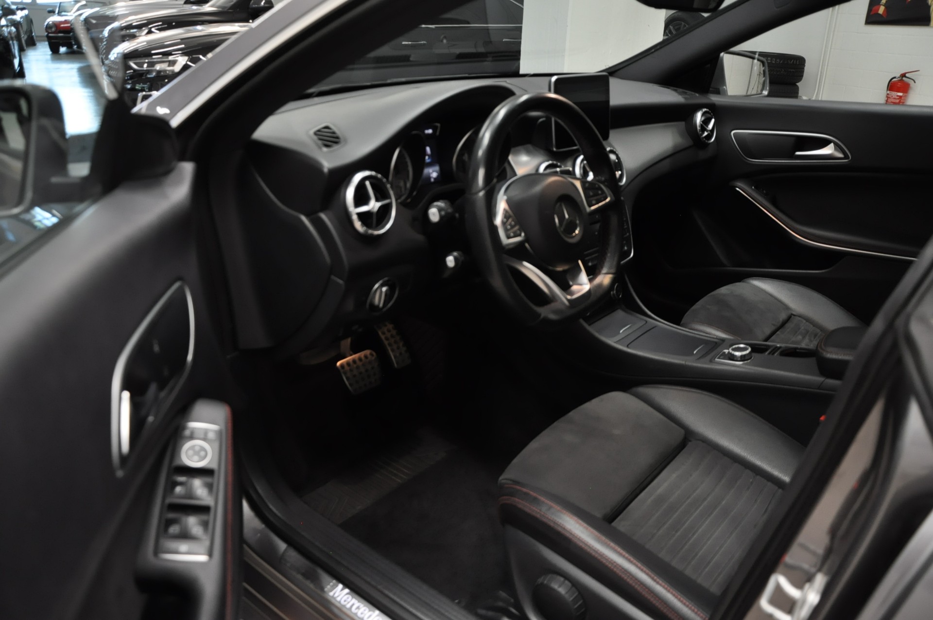 MERCEDES-BENZ CLA Shooting Brake 200 CDI AMG Line 4Matic 7G-DCT-image-11