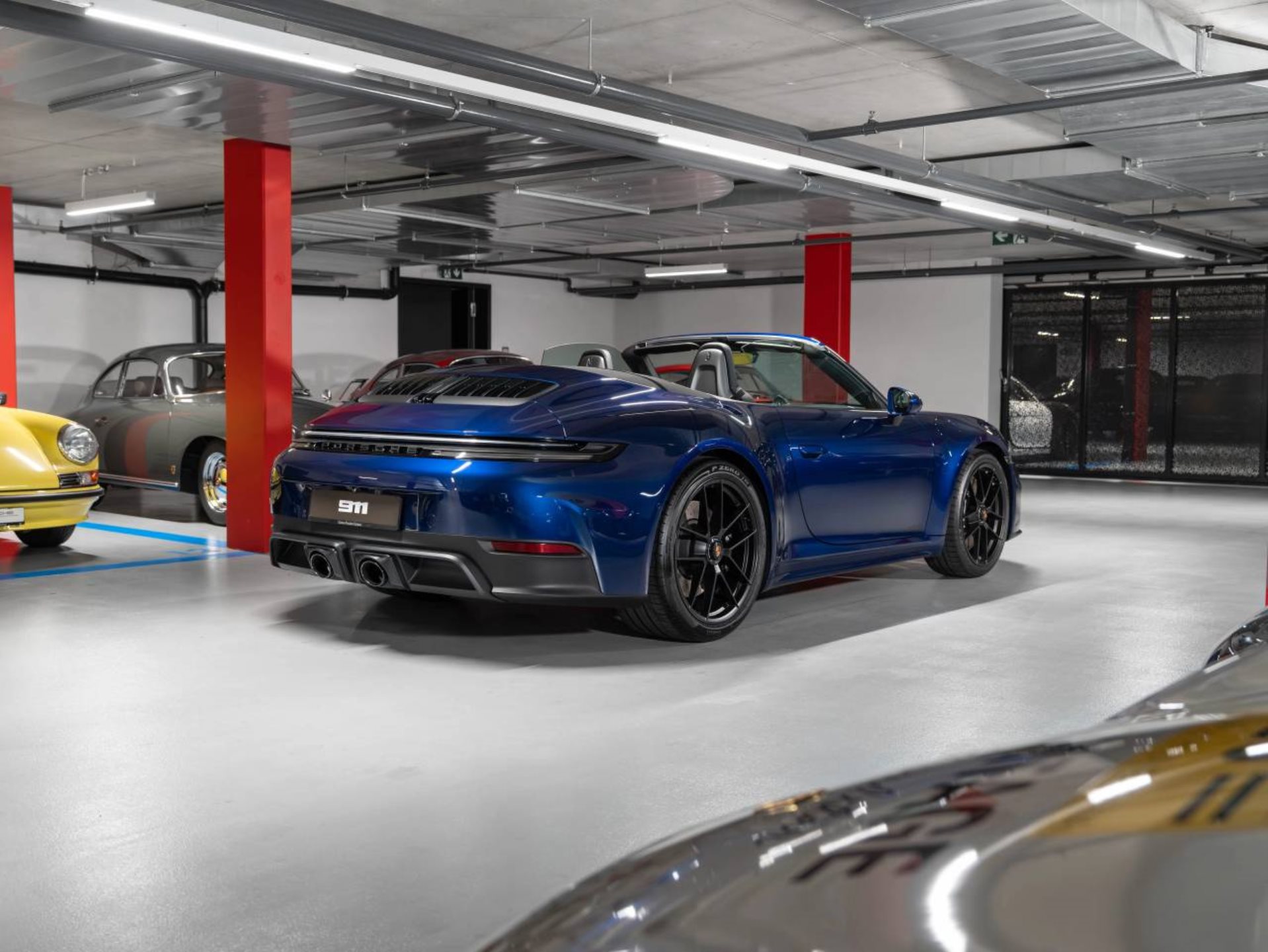 PORSCHE 911 Carrera 4 GTS Cabriolet-image-9