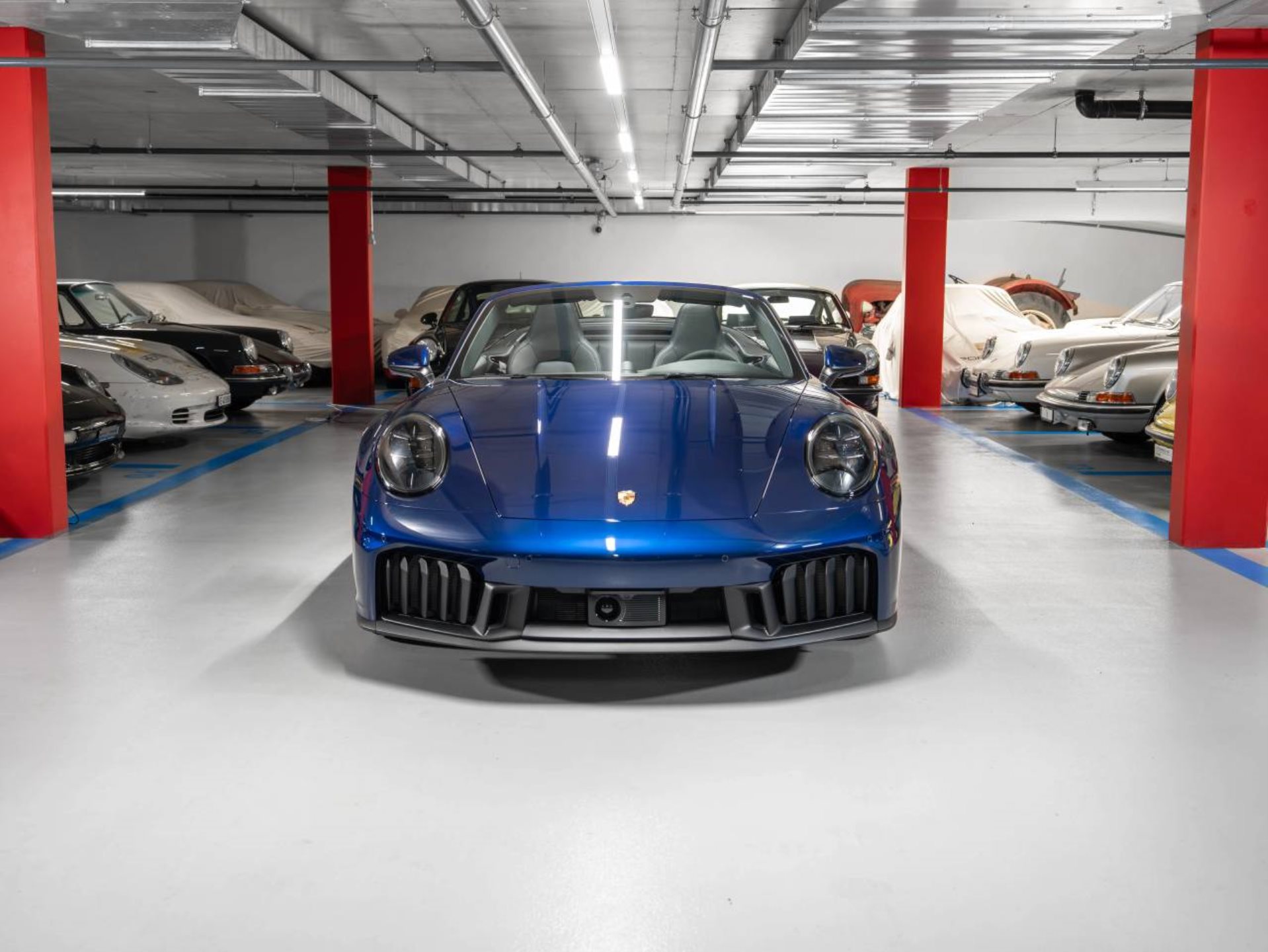 PORSCHE 911 Carrera 4 GTS Cabriolet-showroom-element-1