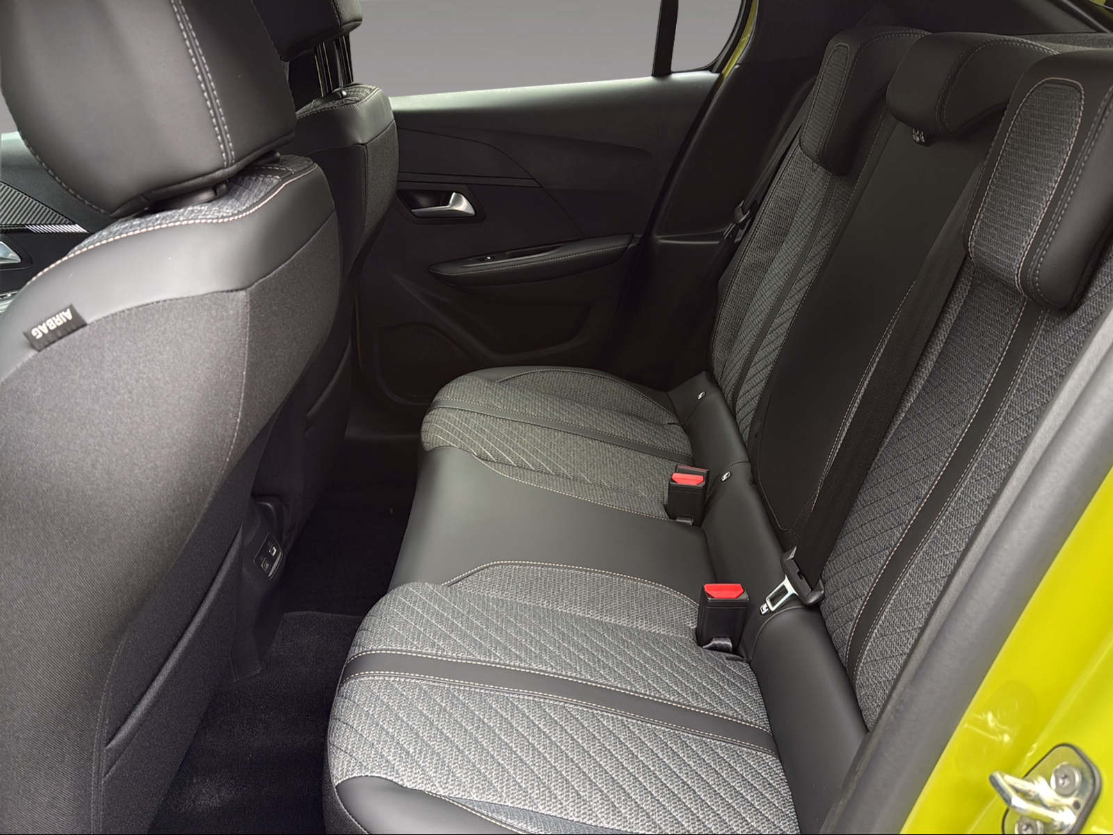 PEUGEOT 208 1.2 Hybrid Allure Premium-image-9