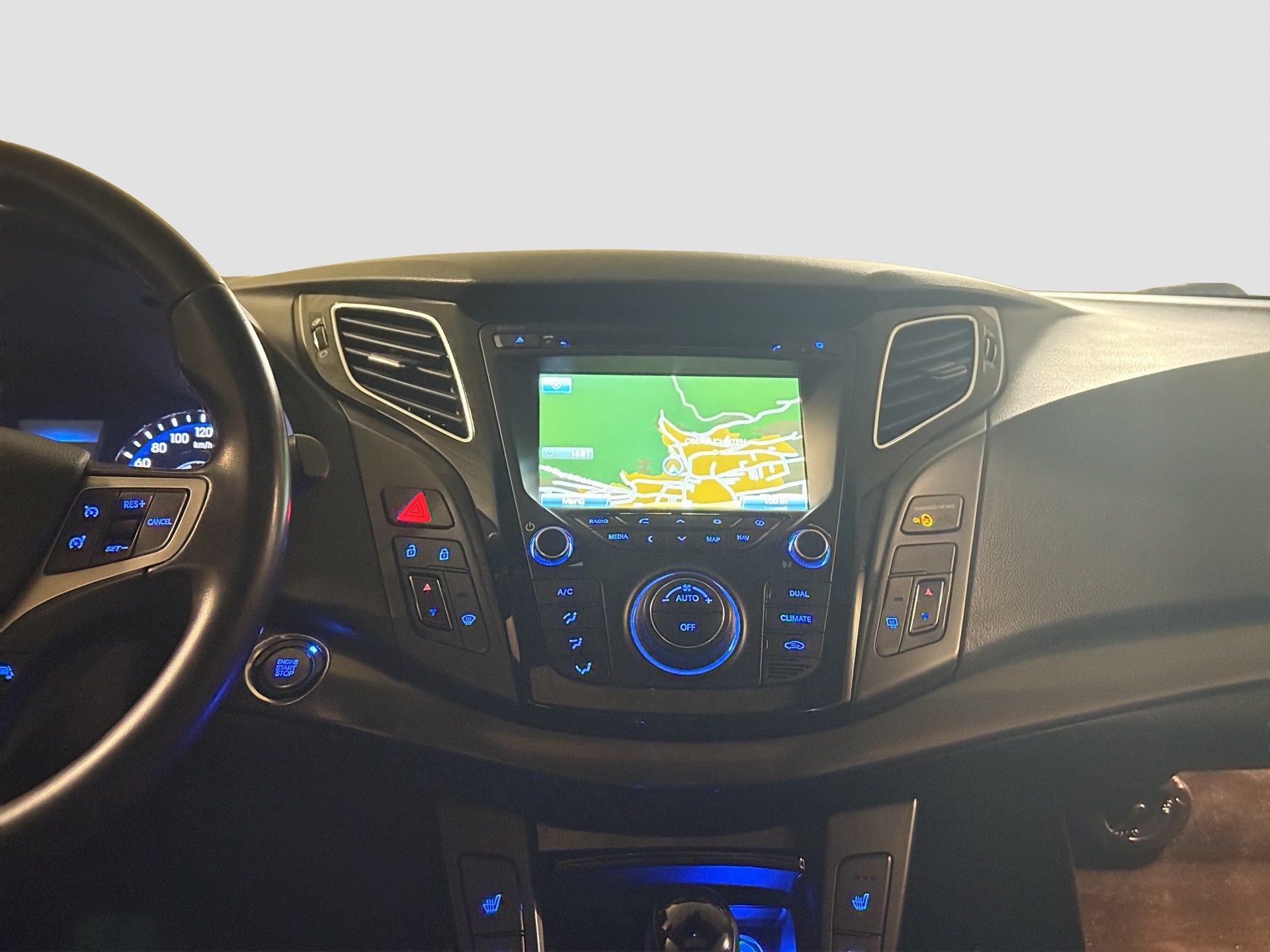 HYUNDAI i40 Wagon 1.7 CRDI Premium Automatic ** Frisch ab MFK & Service ** Panoramadach **-image-14