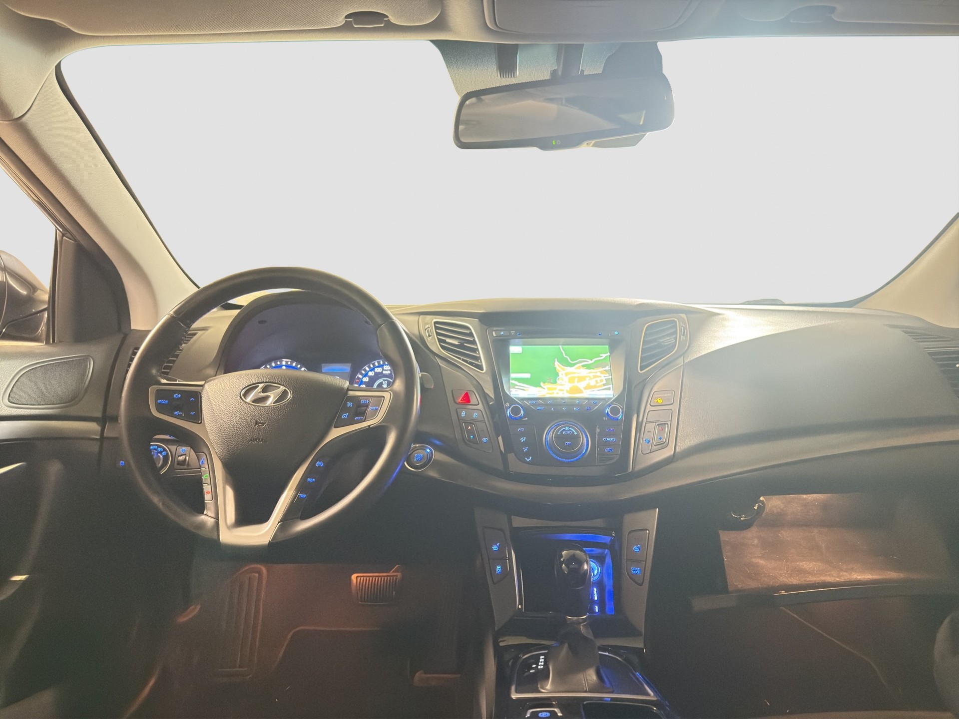 HYUNDAI i40 Wagon 1.7 CRDI Premium Automatic ** Frisch ab MFK & Service ** Panoramadach **-image-11