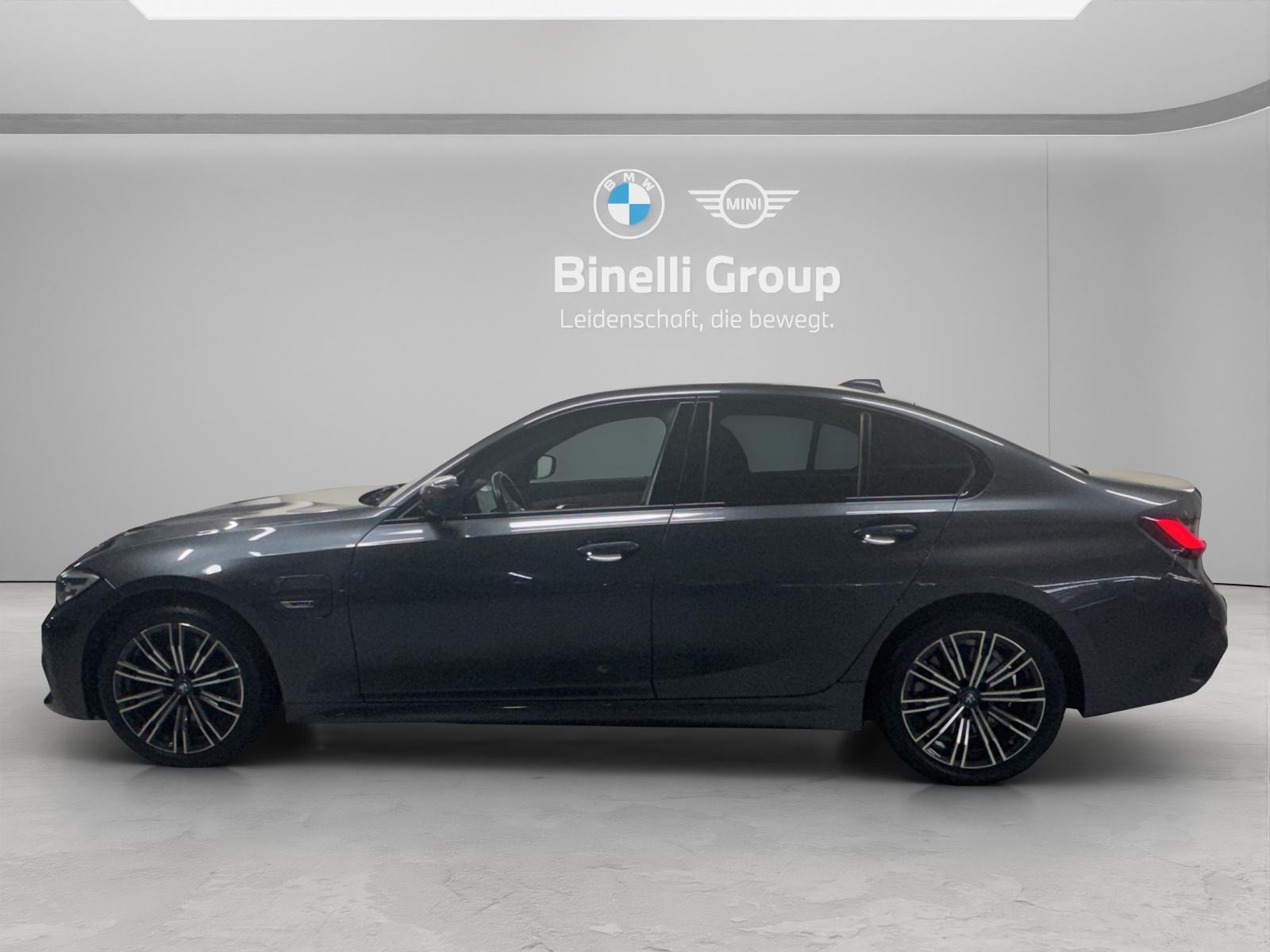BMW 320e Limousine-showroom-element-1