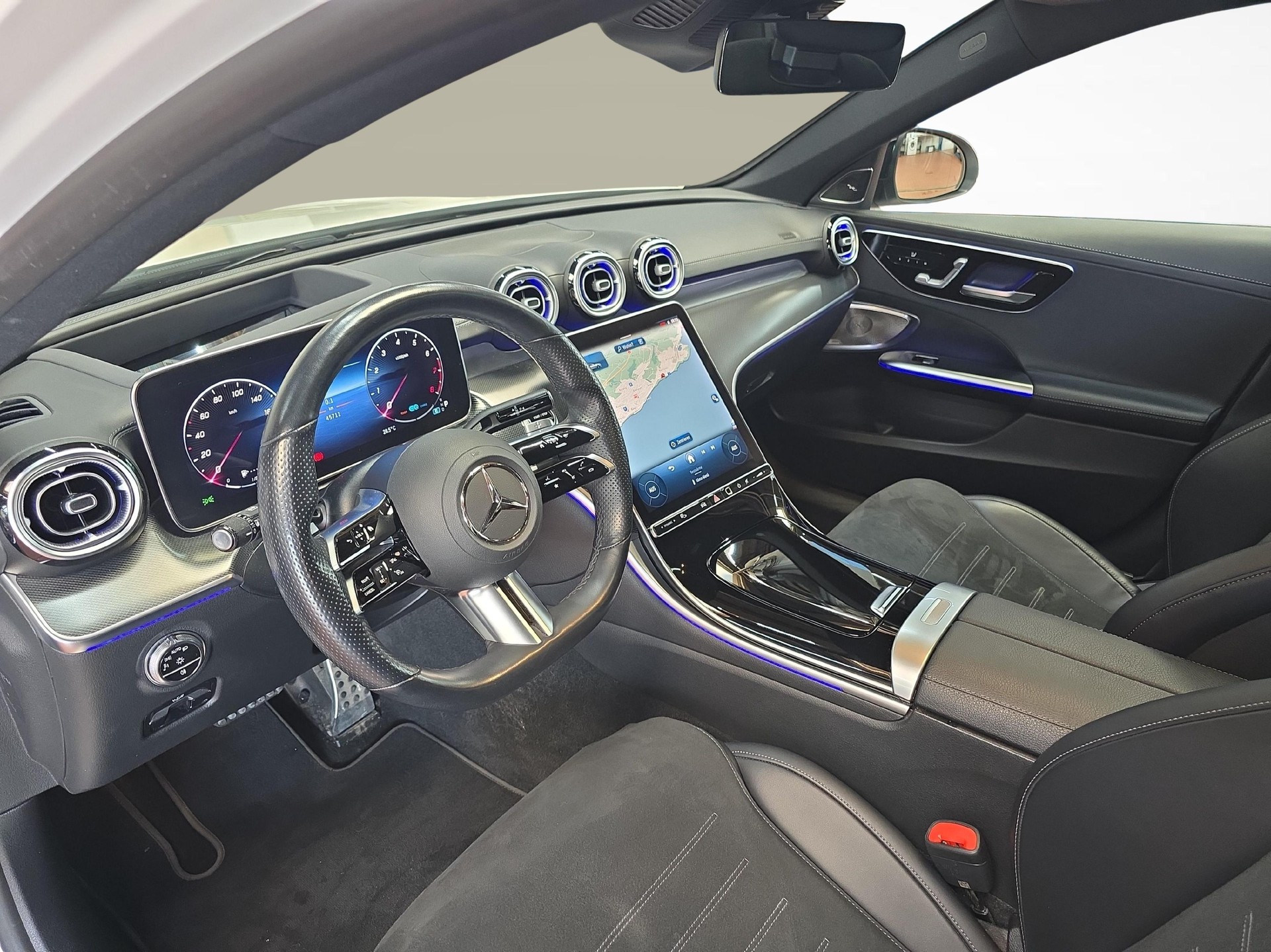 MERCEDES-BENZ C 200 T-Modell AMG Line-image-4