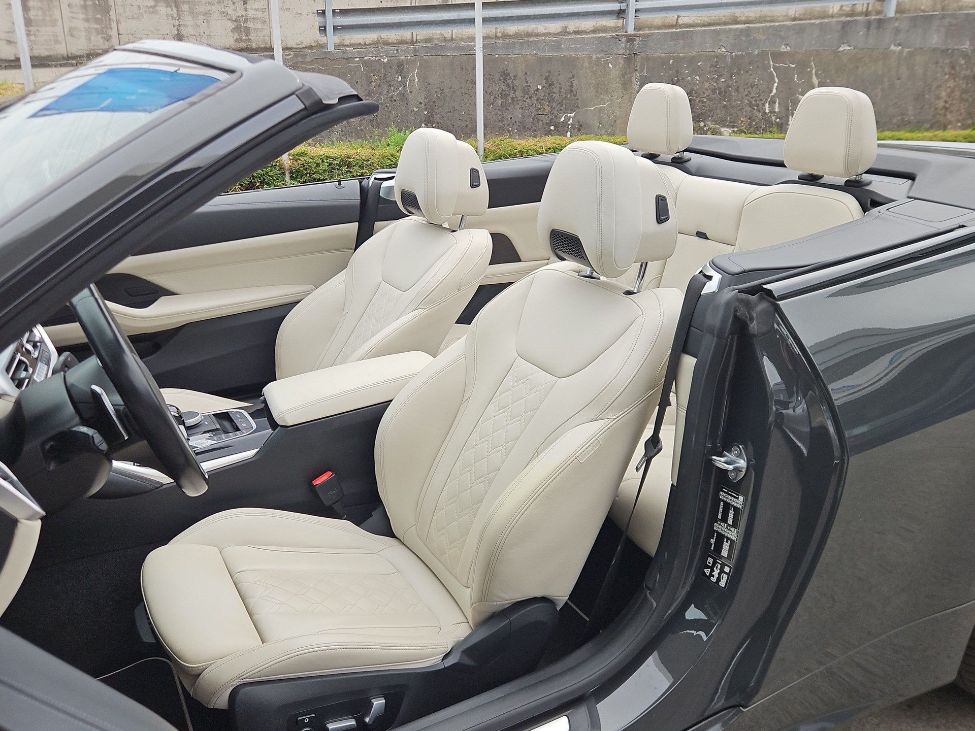 BMW M440i xDrive Cabrio-image-23