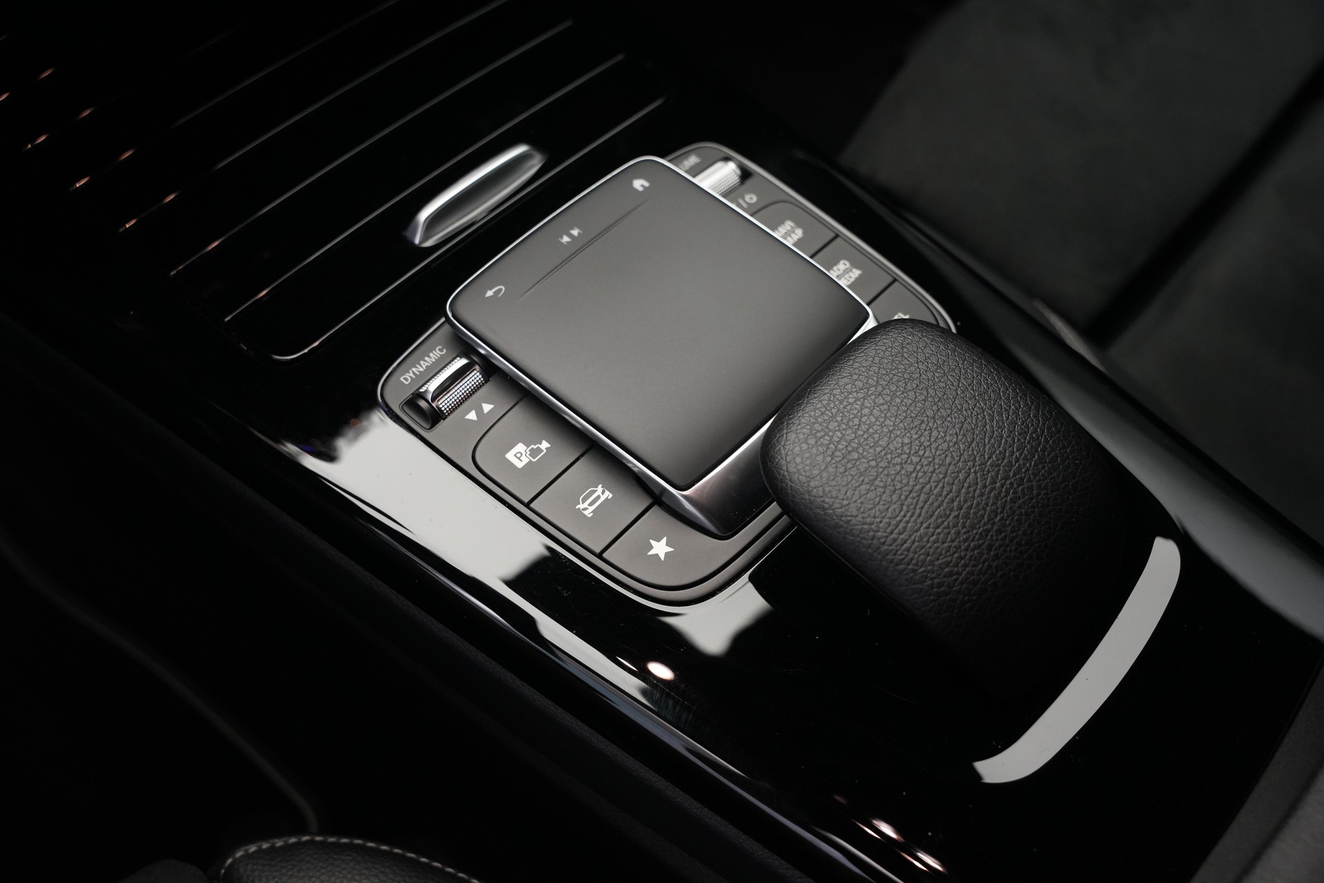 MERCEDES-BENZ CLA 200 AMG Line 7G-DCT-image-22