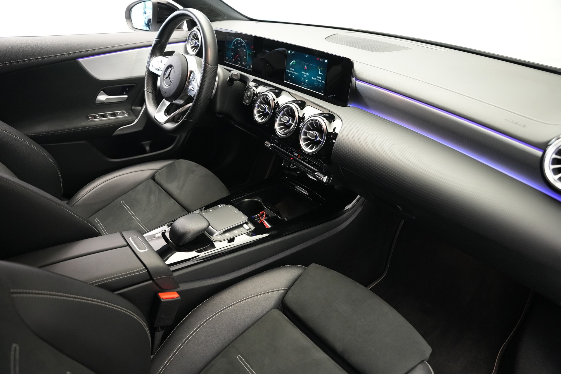 MERCEDES-BENZ CLA 200 AMG Line 7G-DCT-image-11