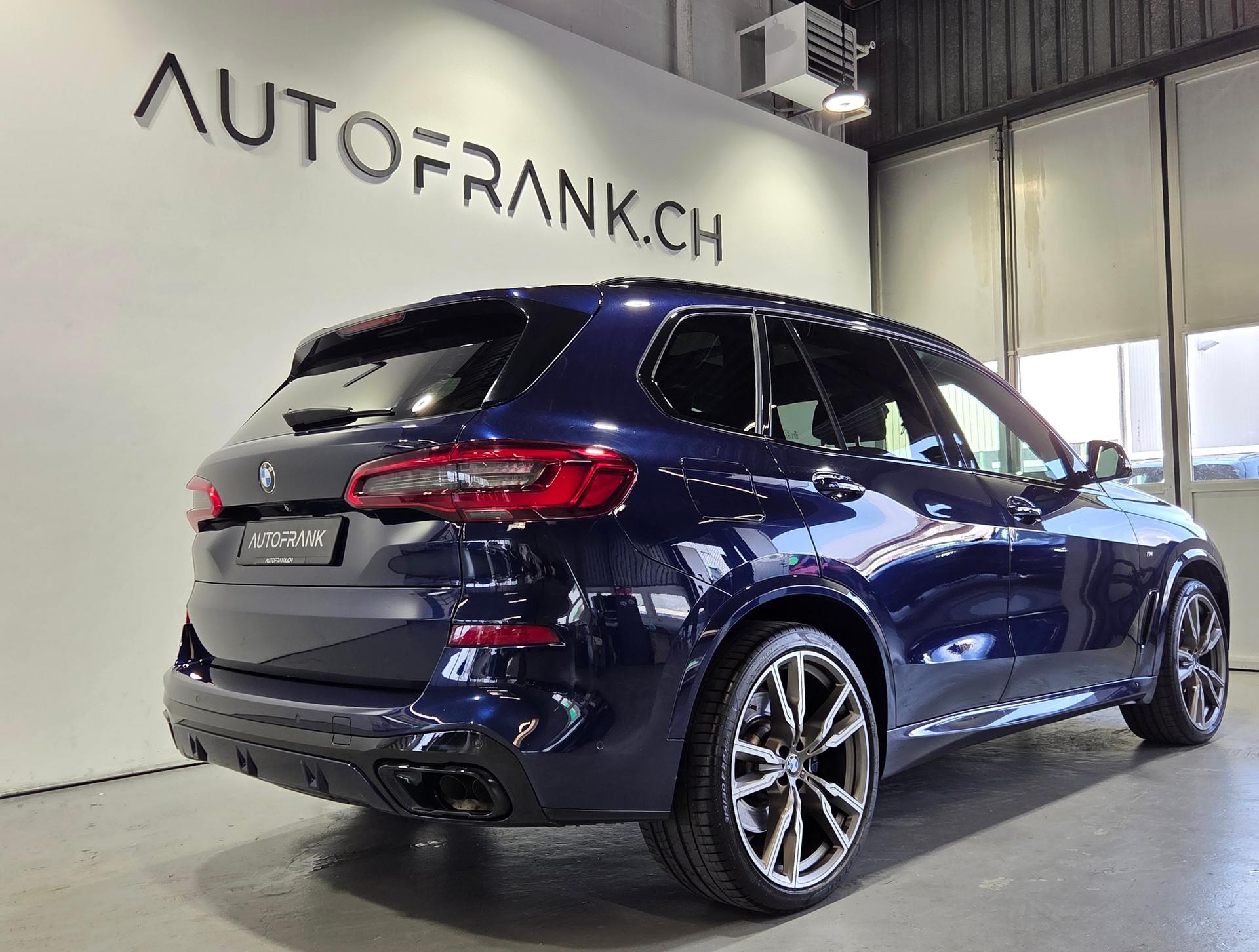 BMW X5 M50i xDrive-showroom-element-2
