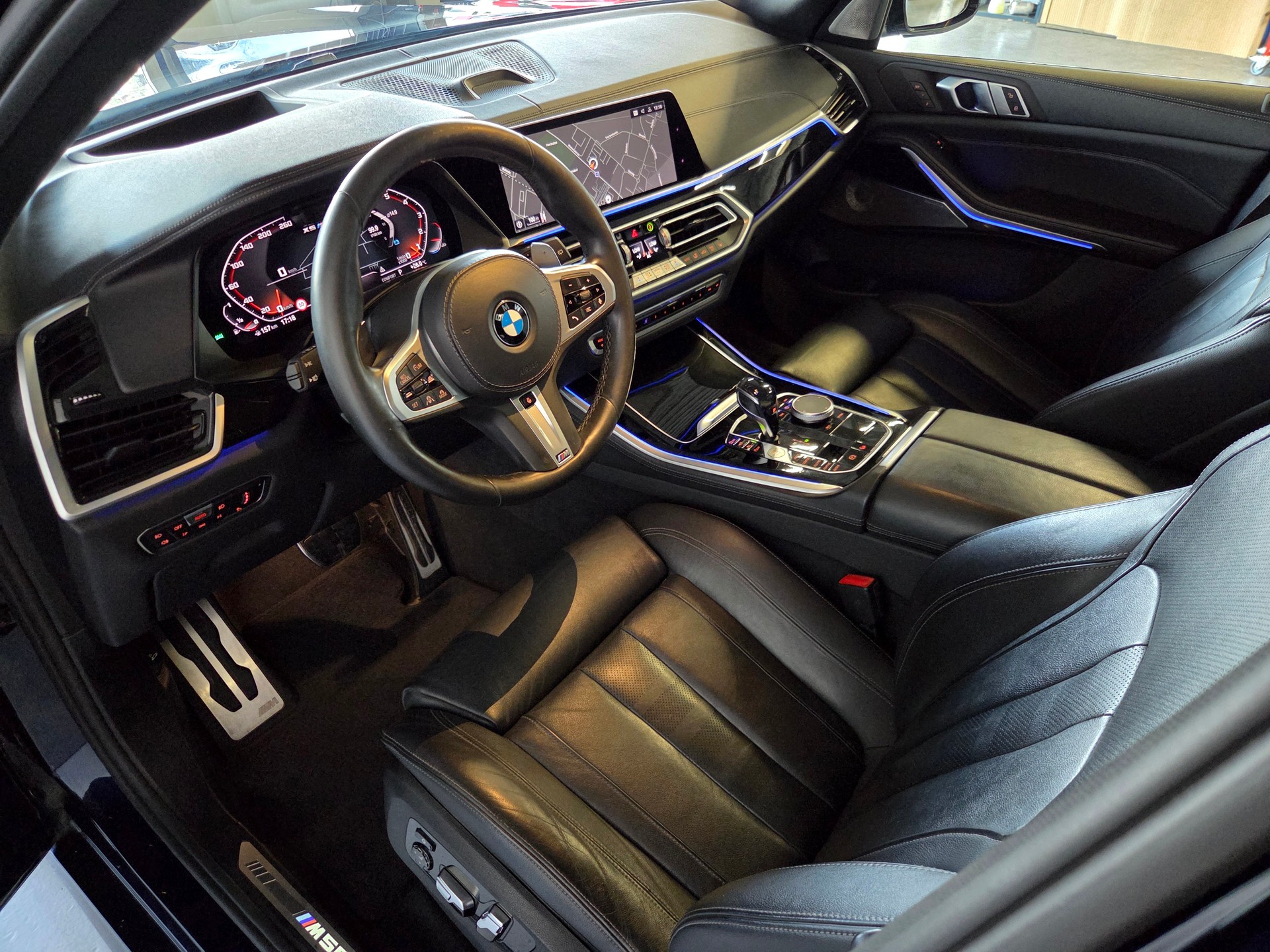 BMW X5 M50i xDrive-showroom-element-3