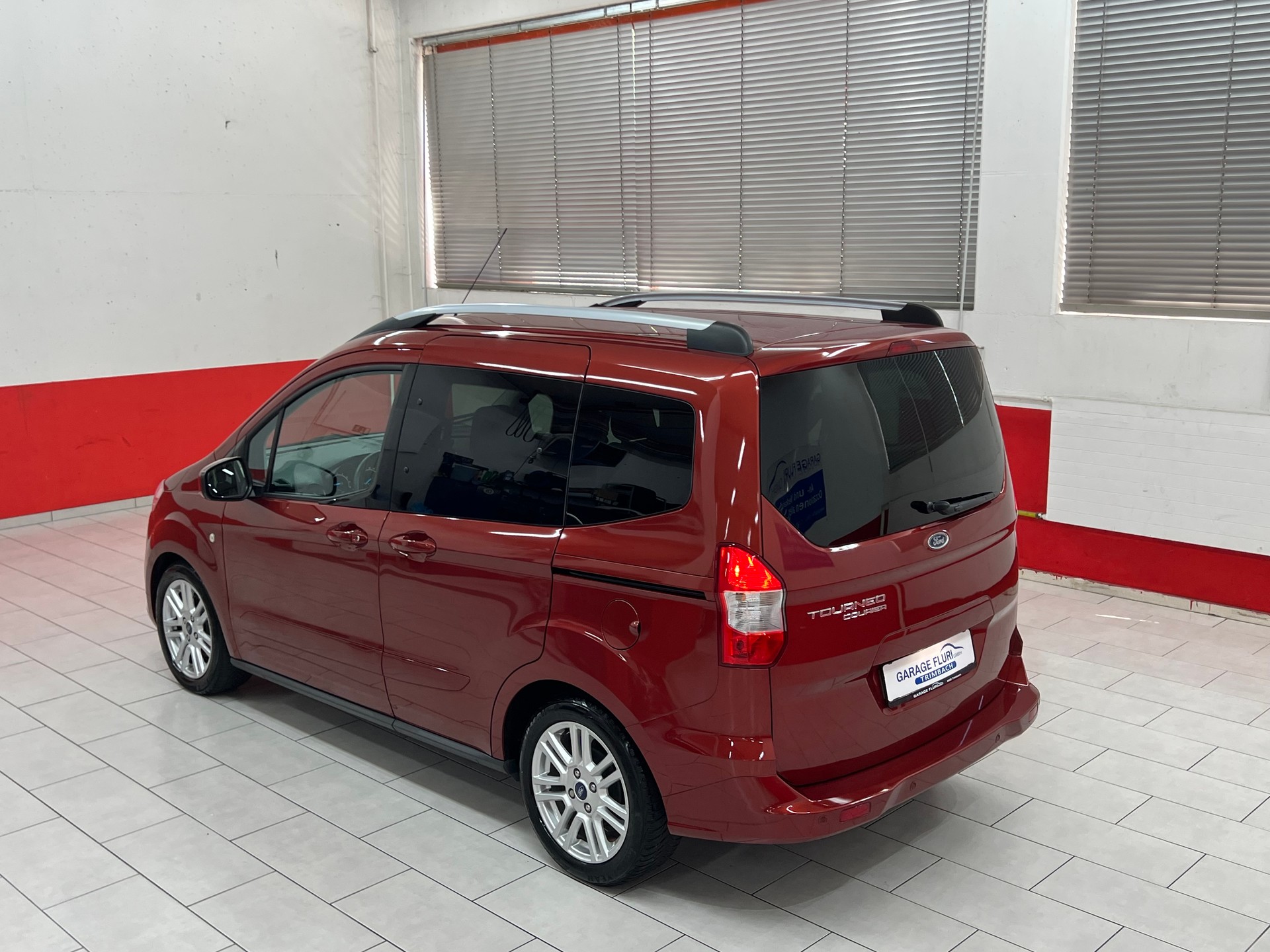 FORD Tourneo Courier 1.0 SCTi Titanium-image-8