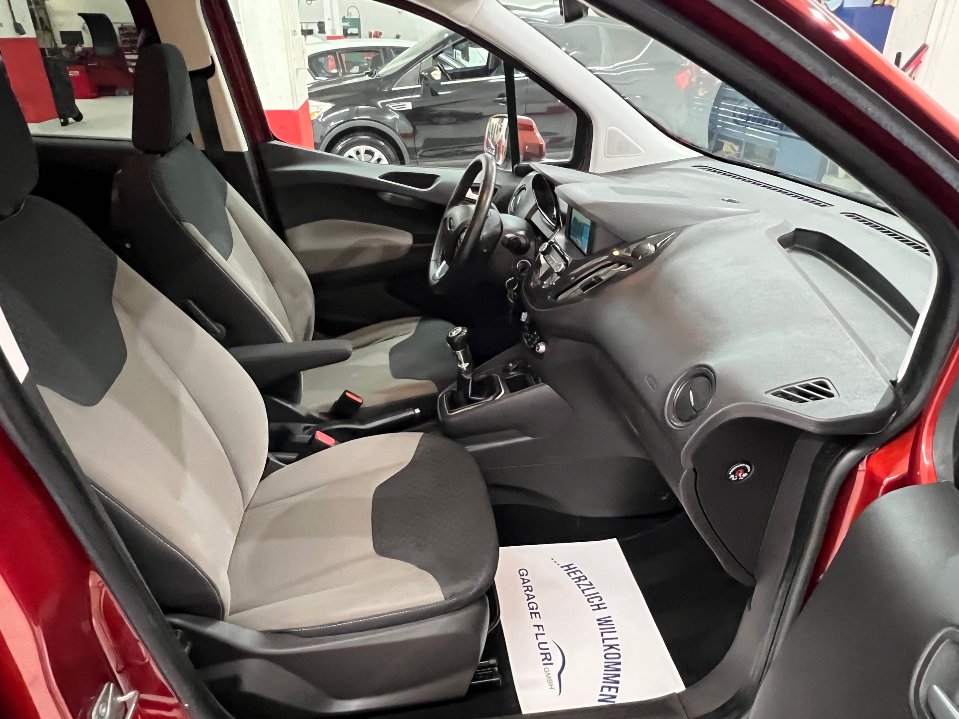 FORD Tourneo Courier 1.0 SCTi Titanium-image-12