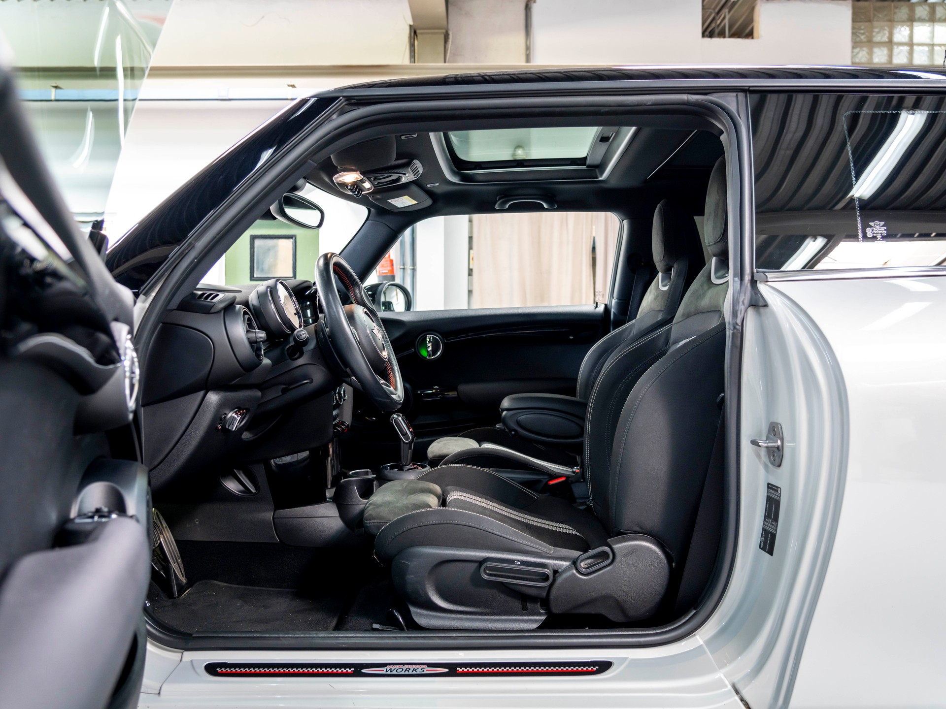 MINI Cooper John Cooper Works Steptronic-image-17
