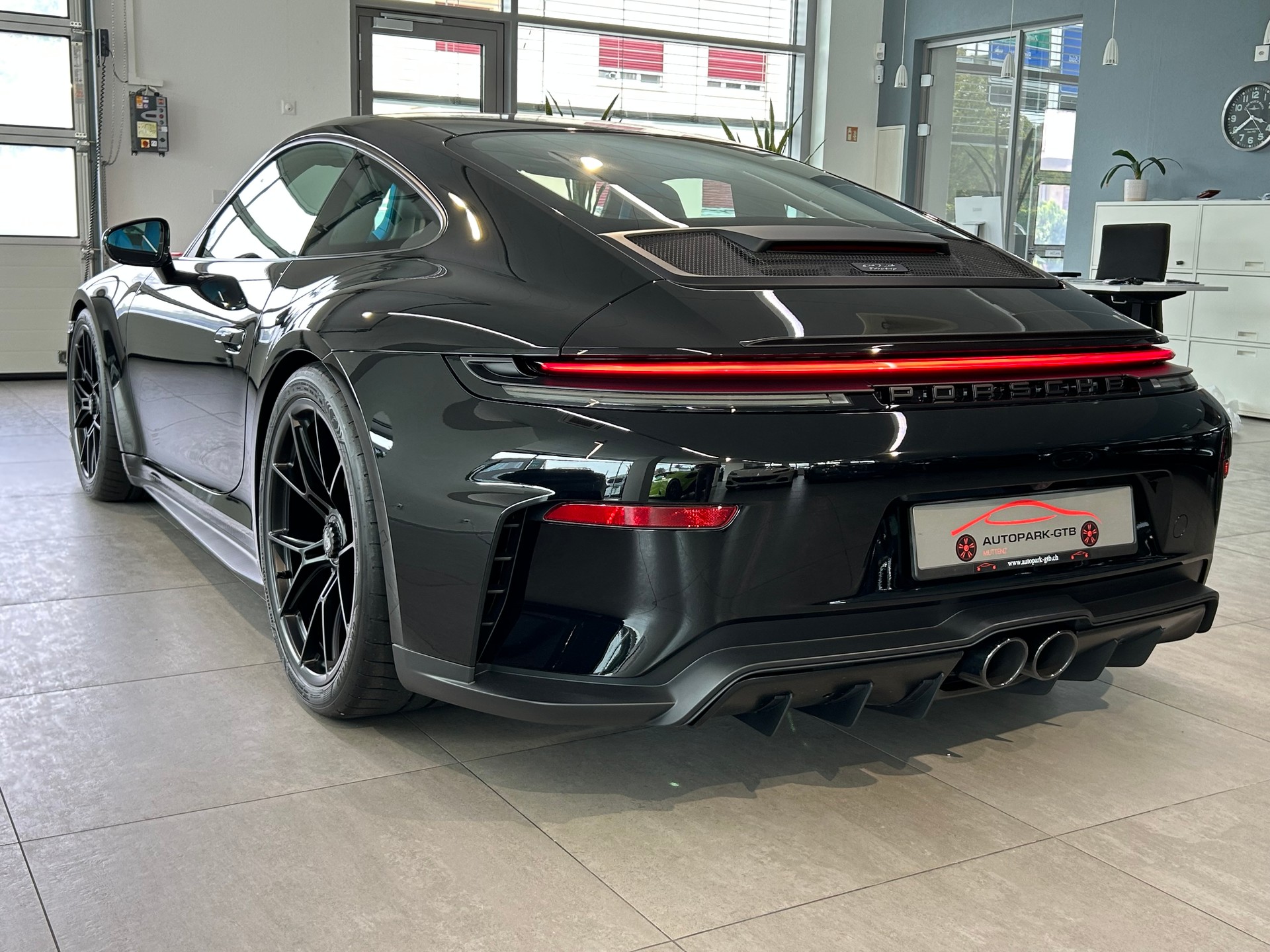PORSCHE 911 GT3 Touring-image-6