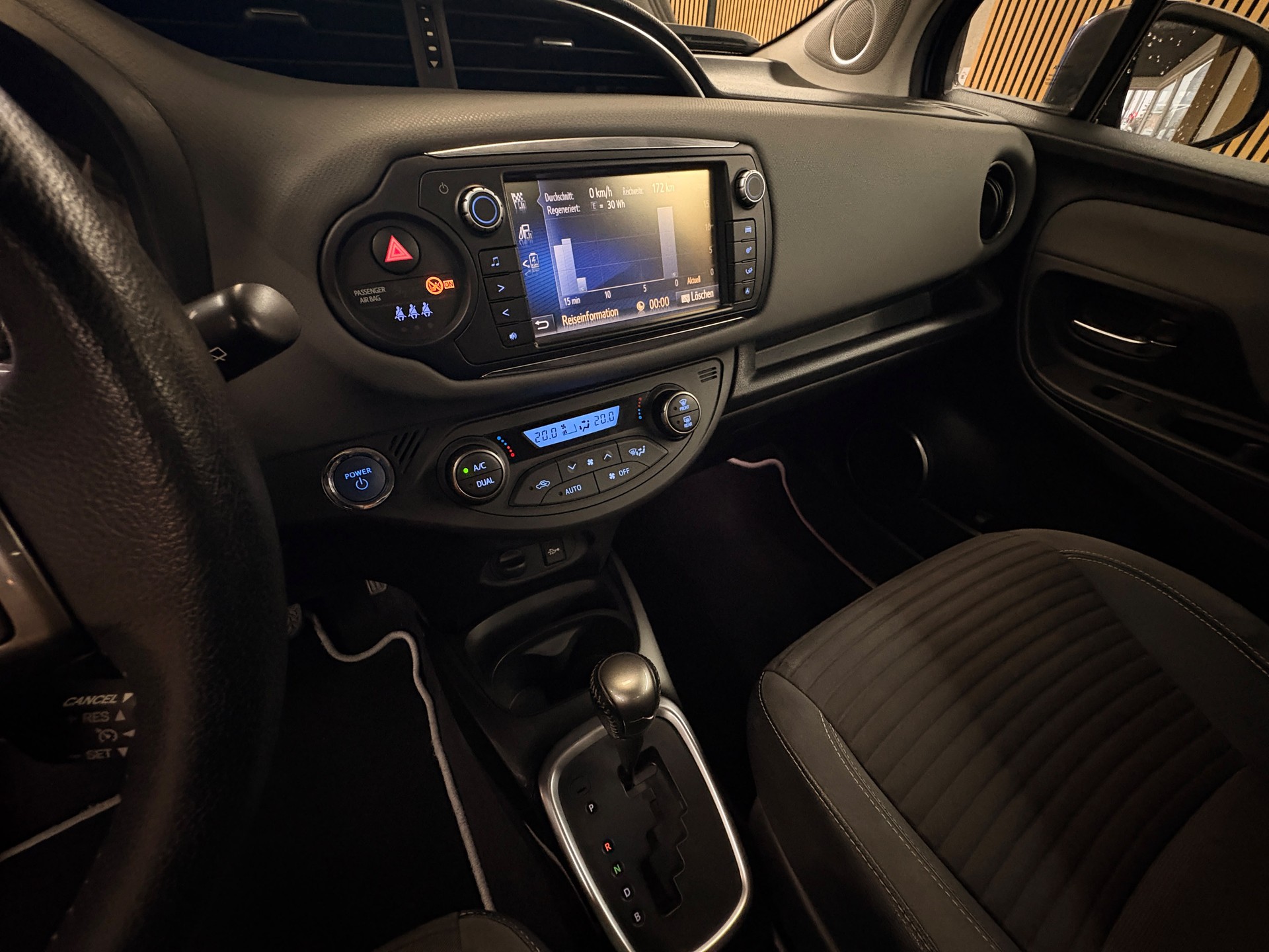 TOYOTA Yaris 1.5 VVT-i Hybrid Sol Premium e-CVT-image-13