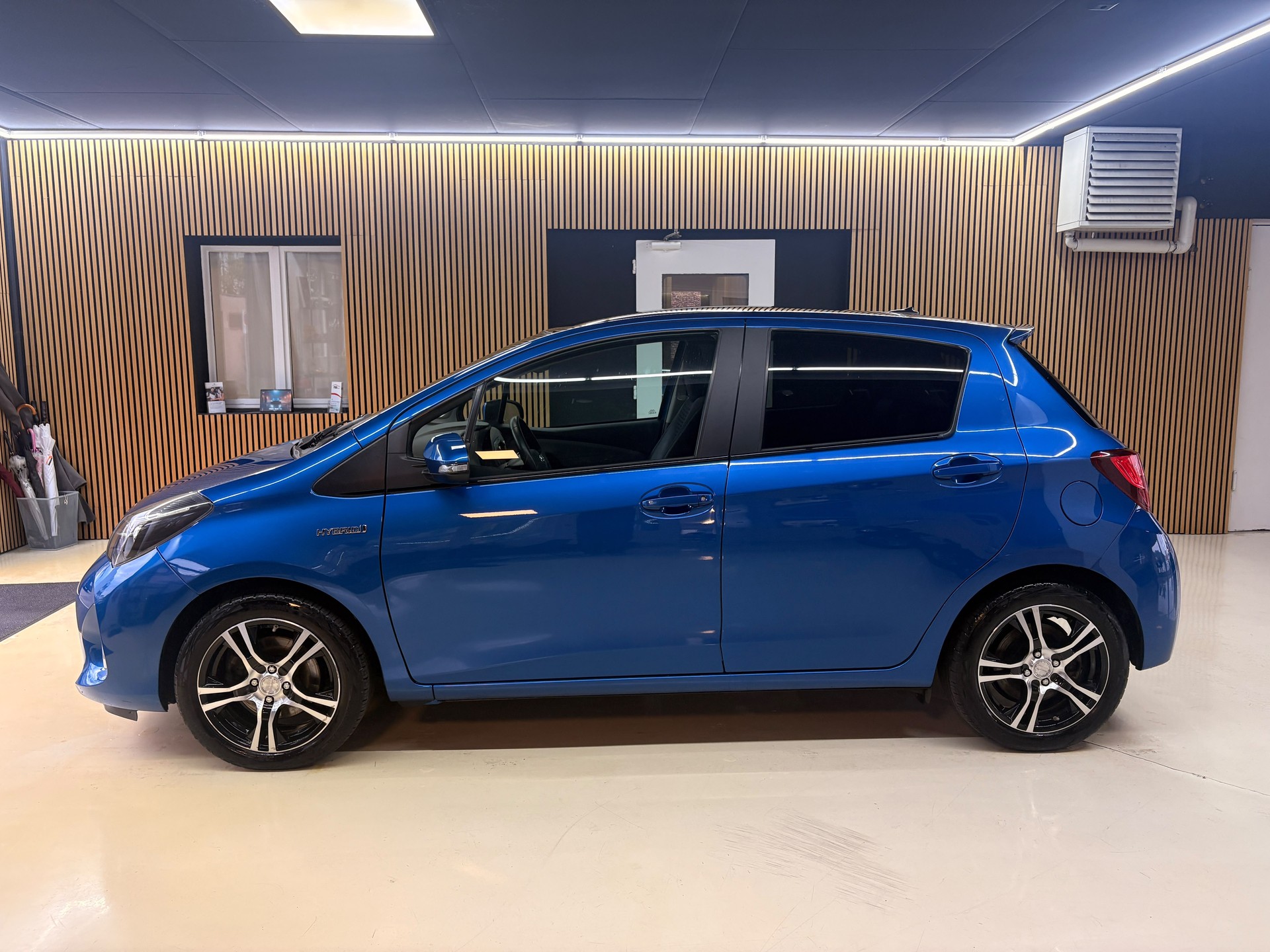 TOYOTA Yaris 1.5 VVT-i Hybrid Sol Premium e-CVT-showroom-element-1