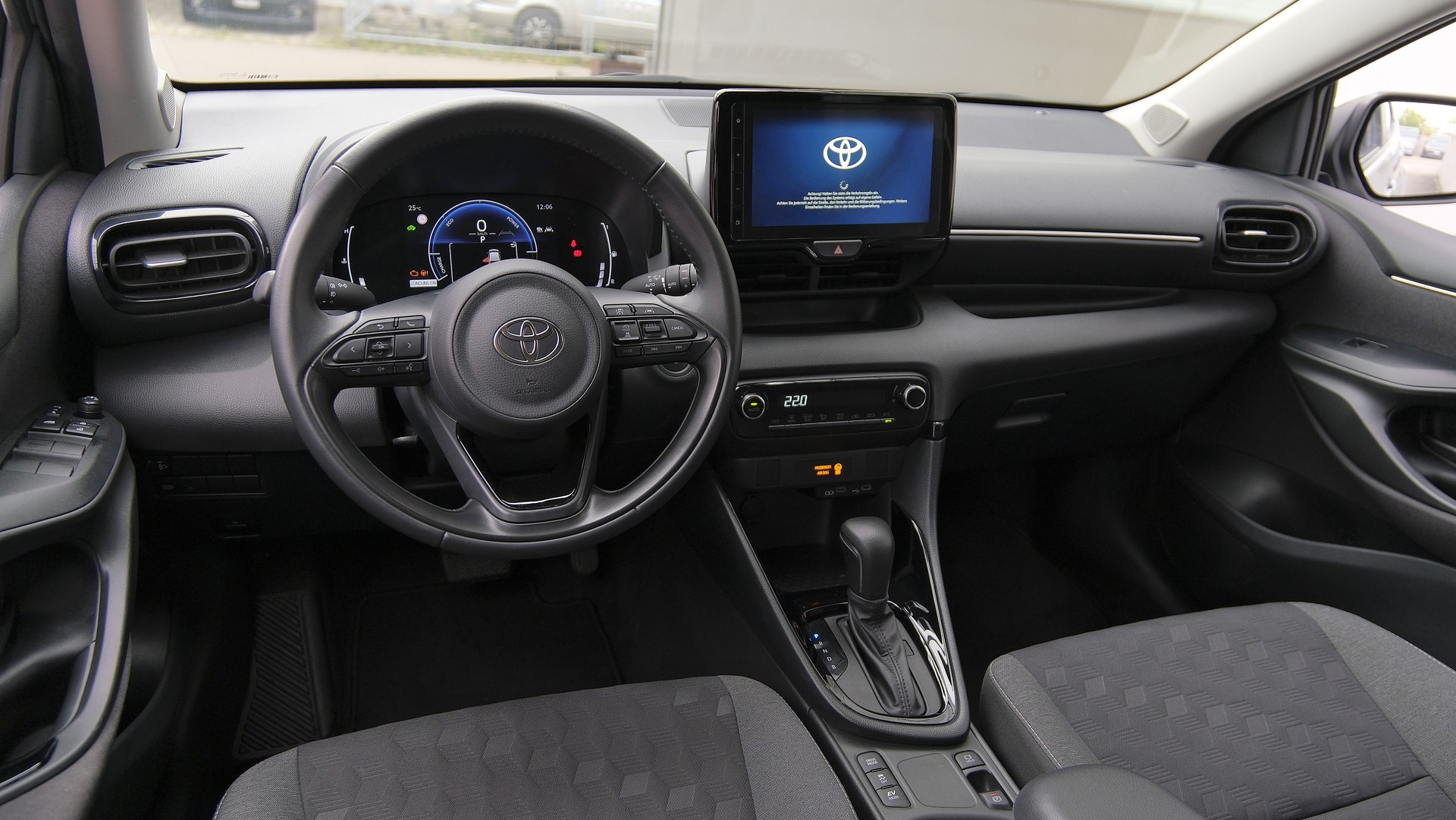 TOYOTA Yaris 1.5 Trend e-CVT-image-14