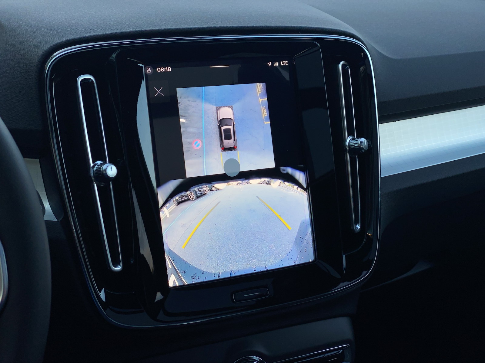 VOLVO XC40 2.0 B3 MH Plus Dark-image-13