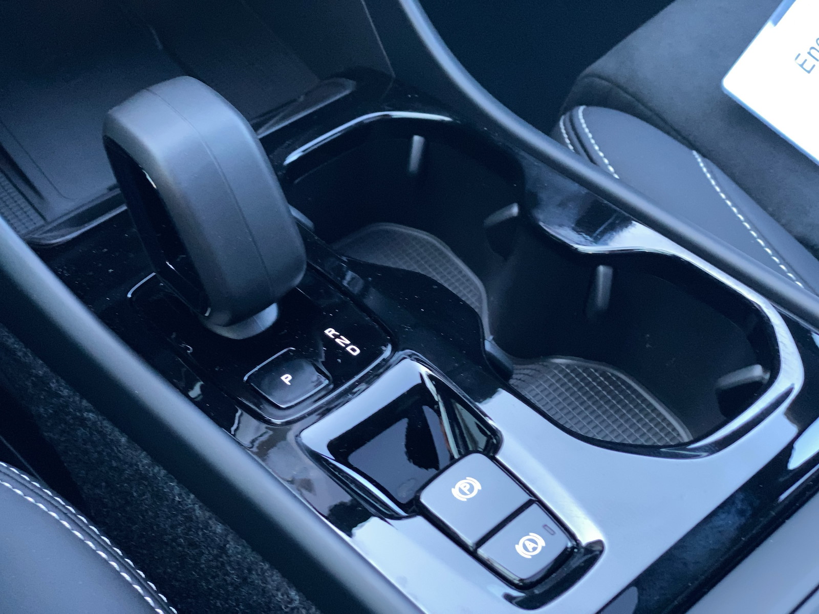 VOLVO XC40 2.0 B3 MH Plus Dark-image-15