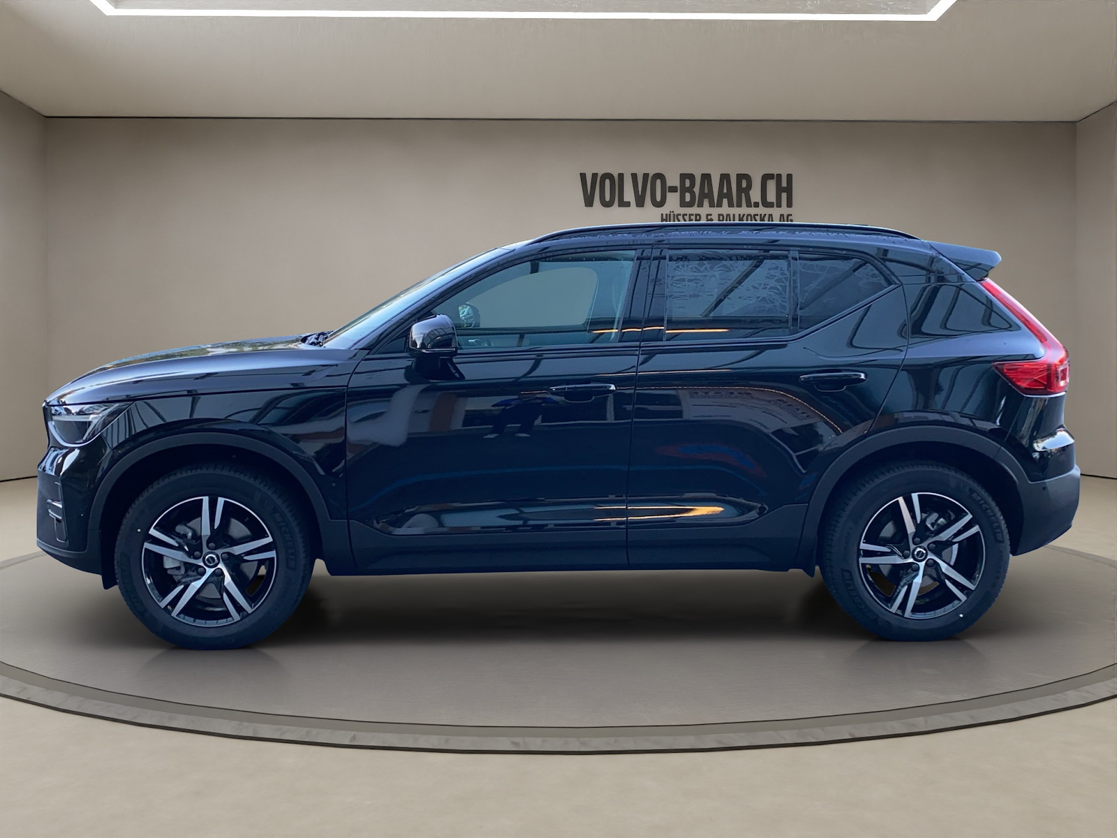 VOLVO XC40 2.0 B3 MH Plus Dark-showroom-element-1
