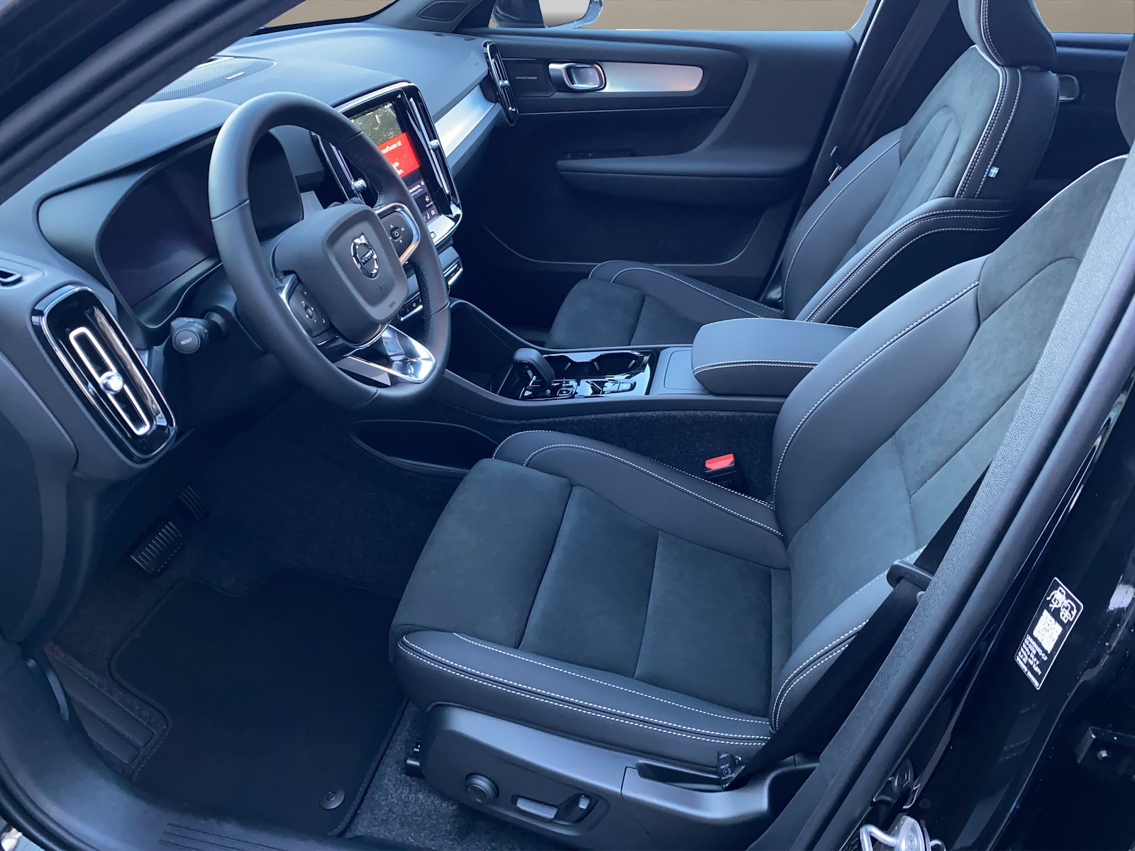 VOLVO XC40 2.0 B3 MH Plus Dark-image-8