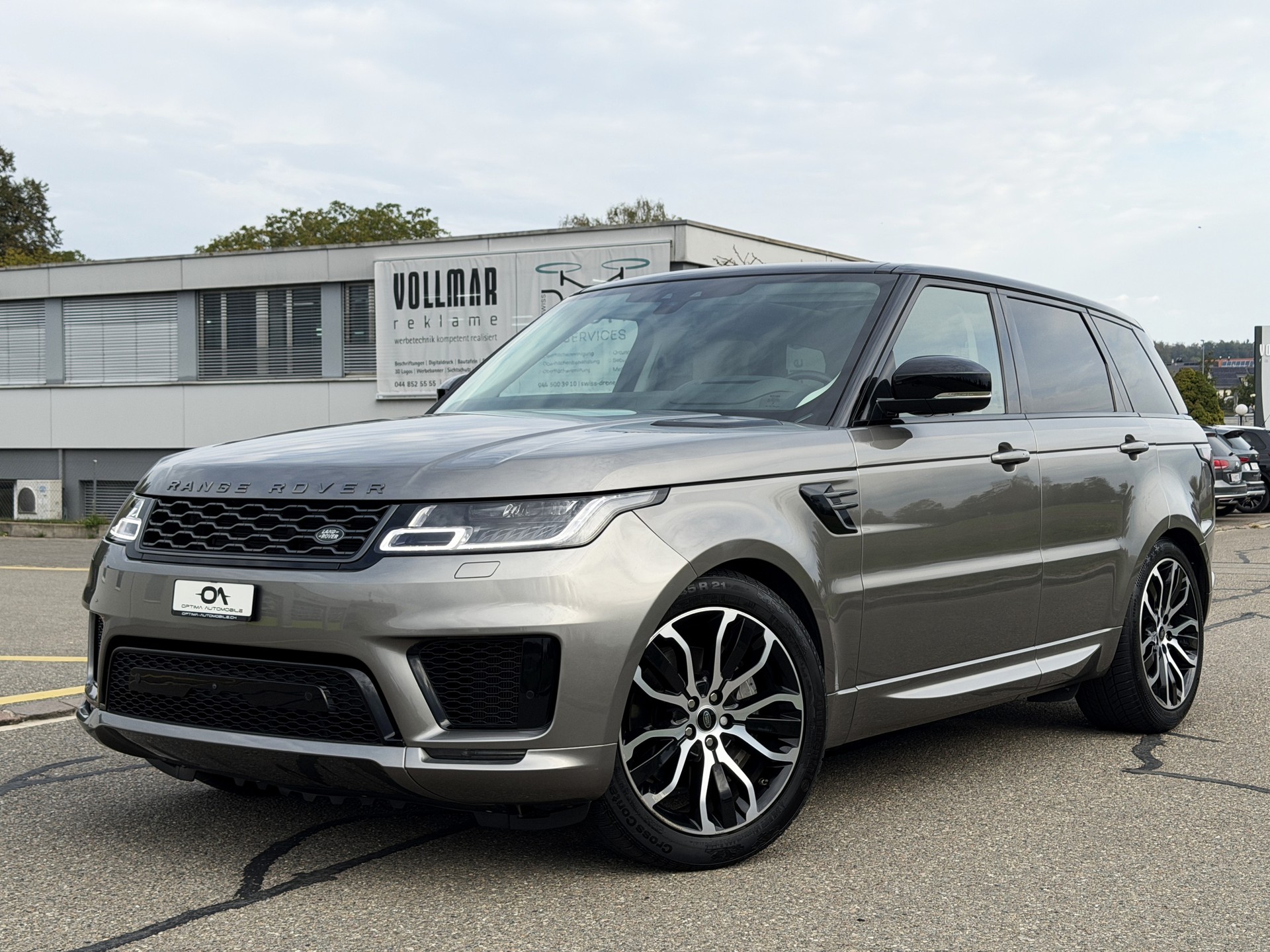 LAND ROVER Range Rover Sport D300 3.0D I6 MHEV HSE Dynamic 301PS - *1.HAND* - *VOLLAUSSTATTUNG* - *AHK 3500KG* - *GARANTIE*-showroom-element-1