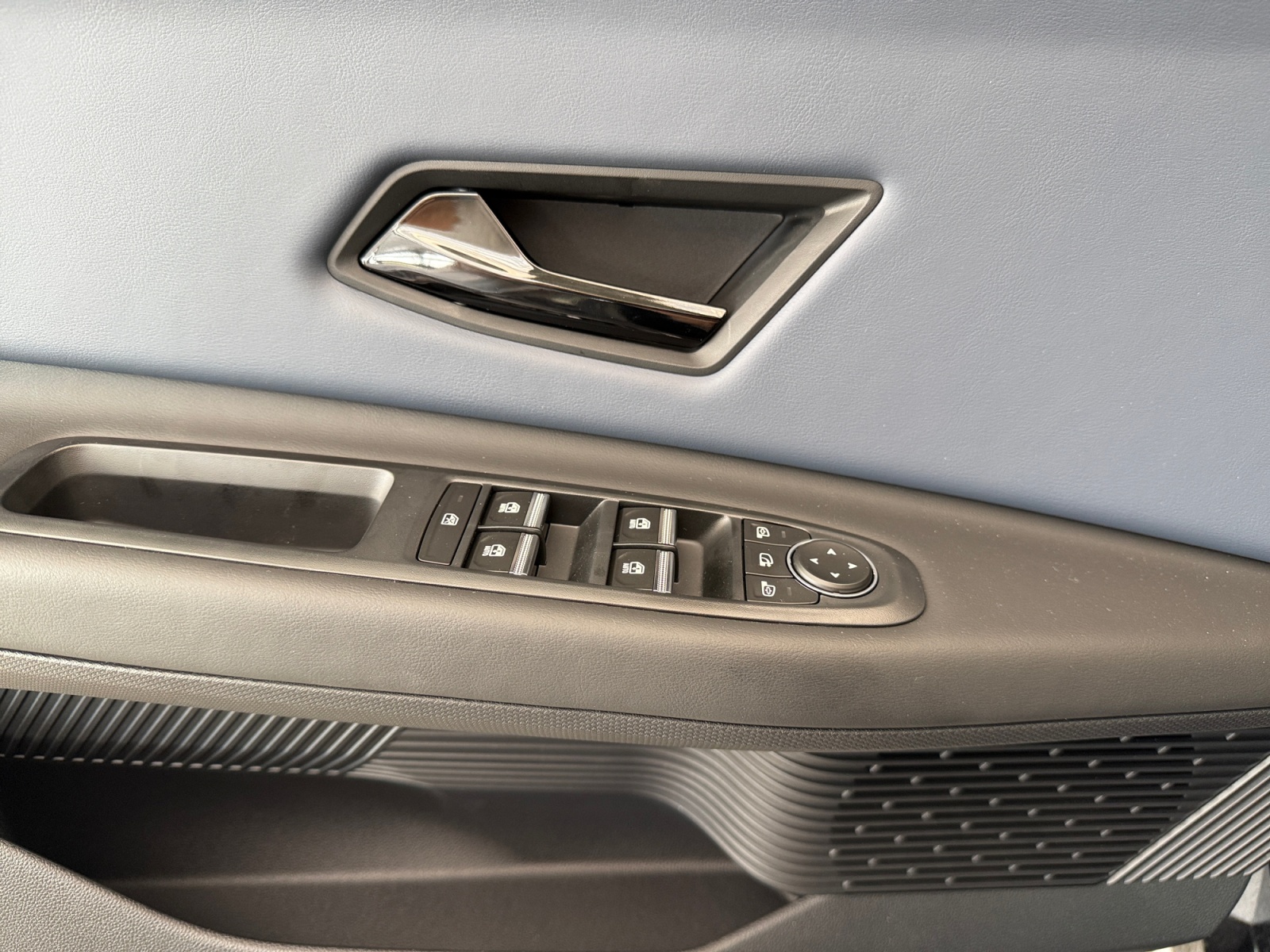 NISSAN Micra 52kWh Evolve, blau mit schwarzem Dach-image-10