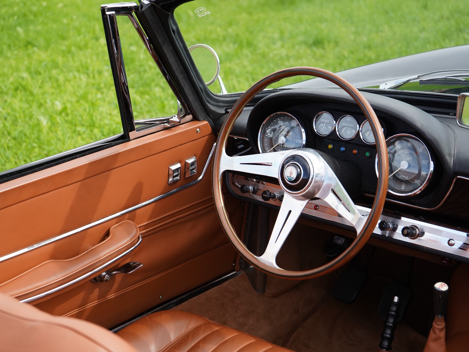 MASERATI 3500 GT Vignale Spyder-showroom-element-1
