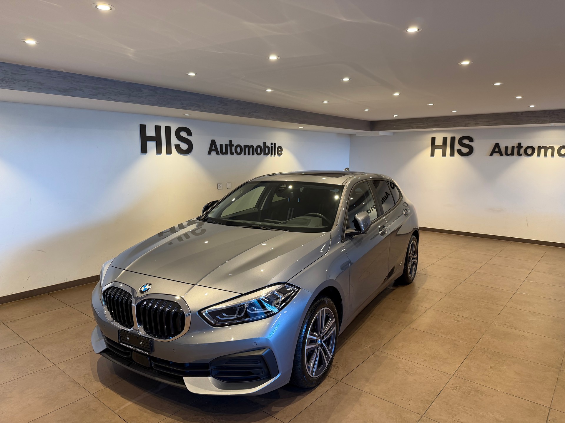 BMW 120d xDrive M-Sport-showroom-element-1