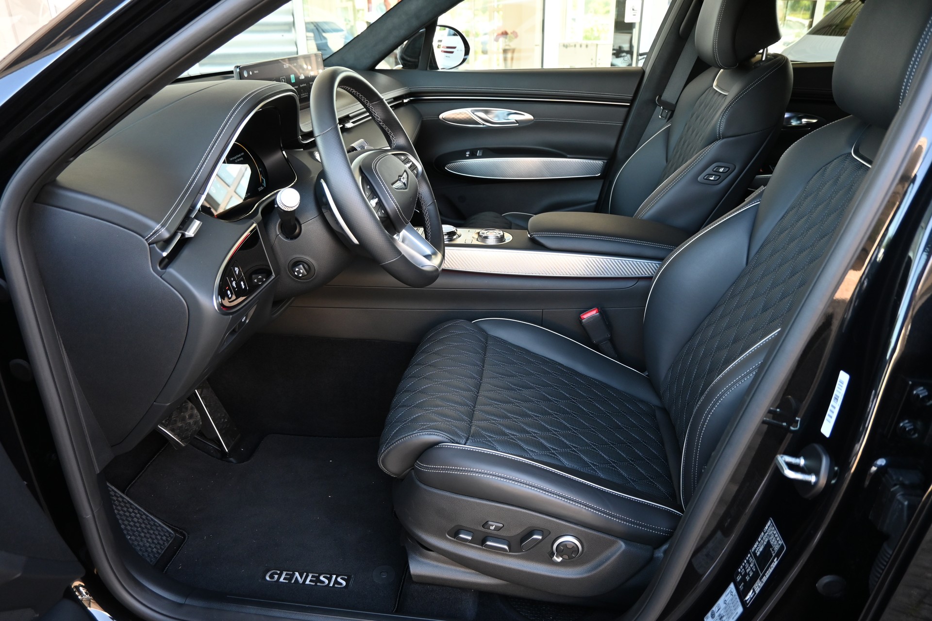 GENESIS GV70 2.2 CRDI Luxury Black/Black AT8 AWD 4X4 + Voll-Ausstattung-image-9