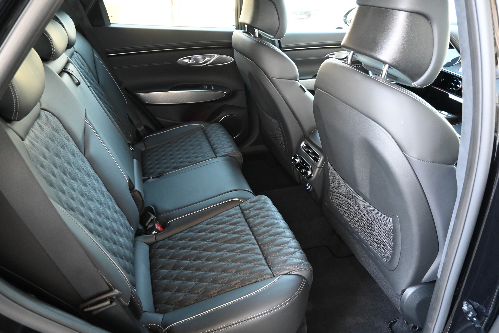 GENESIS GV70 2.2 CRDI Luxury Black/Black AT8 AWD 4X4 + Voll-Ausstattung-image-13