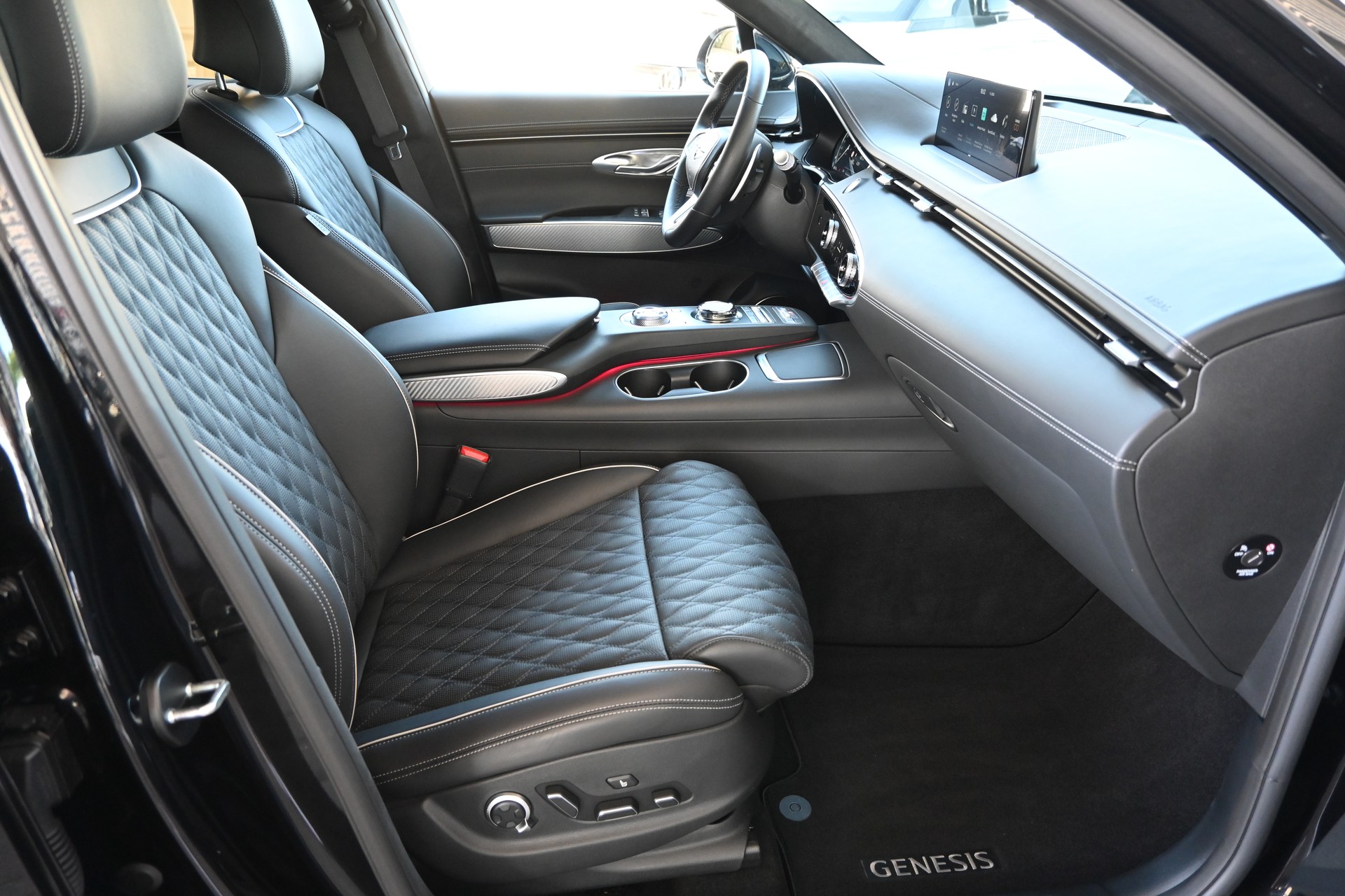 GENESIS GV70 2.2 CRDI Luxury Black/Black AT8 AWD 4X4 + Voll-Ausstattung-image-11
