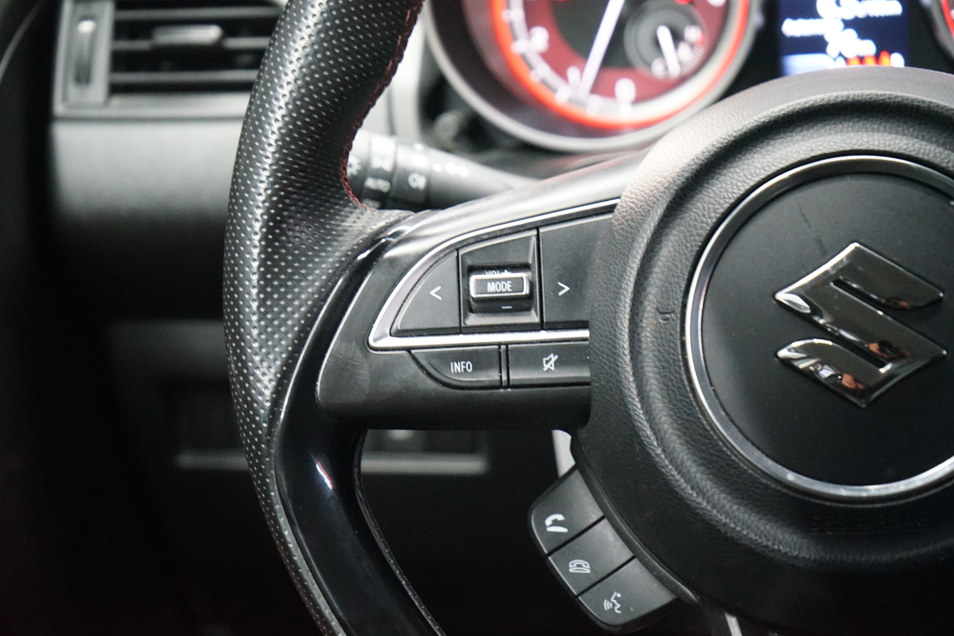 SUZUKI Swift Sport 1.4i 16V Compact Top Hybrid-image-9