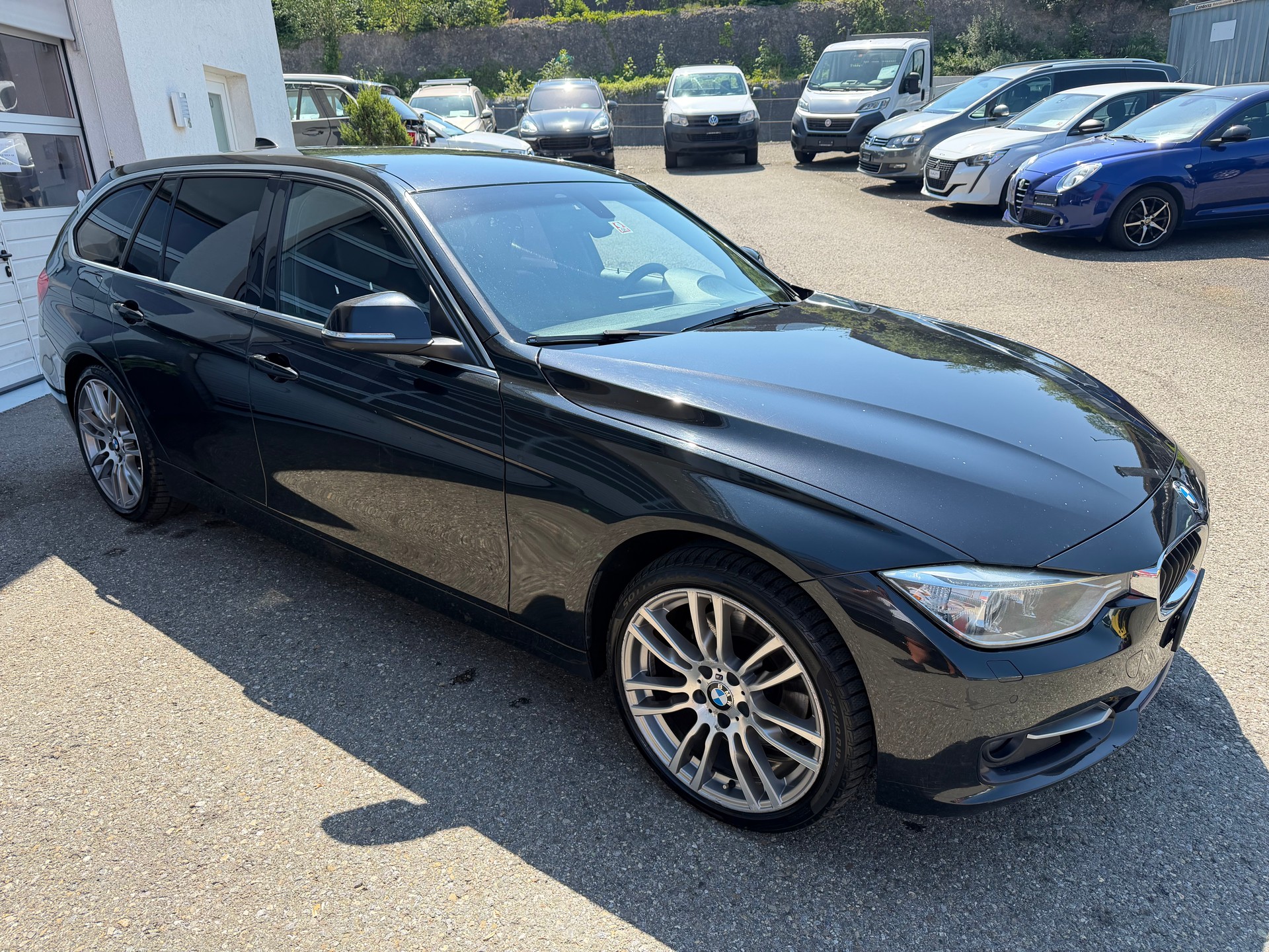 BMW 330d xDrive Touring Sport Line Steptronic-showroom-element-3