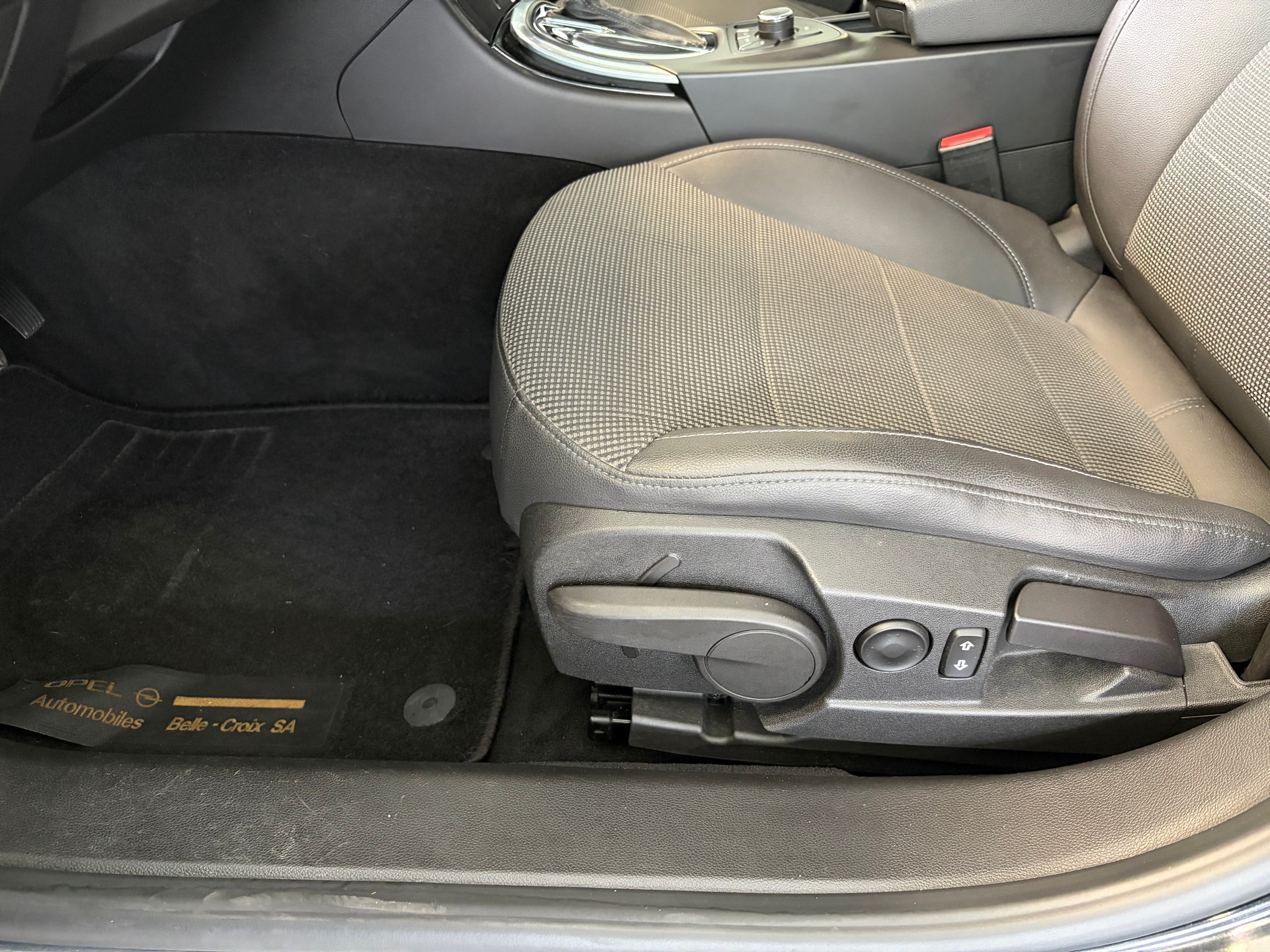 OPEL Insignia 2.0 Turbo Cosmo Automatic | CH Fahrzeug | MFK 05/2026 |-image-19