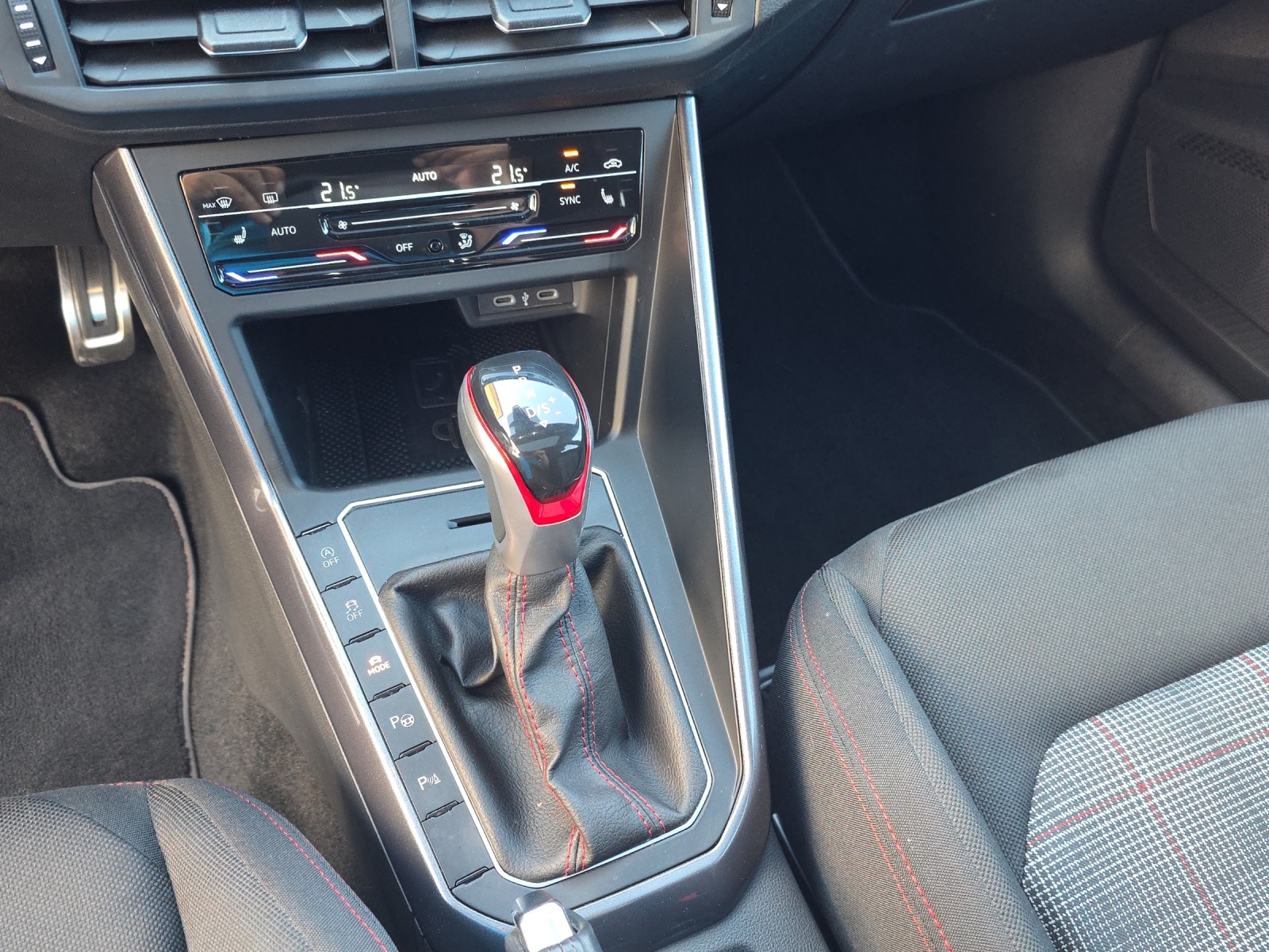 VW Polo 2.0 TSI GTI DSG mit Panoramadach, Rückfahrkamera, ACC, Navi, BeatsAudio, usw.-image-17