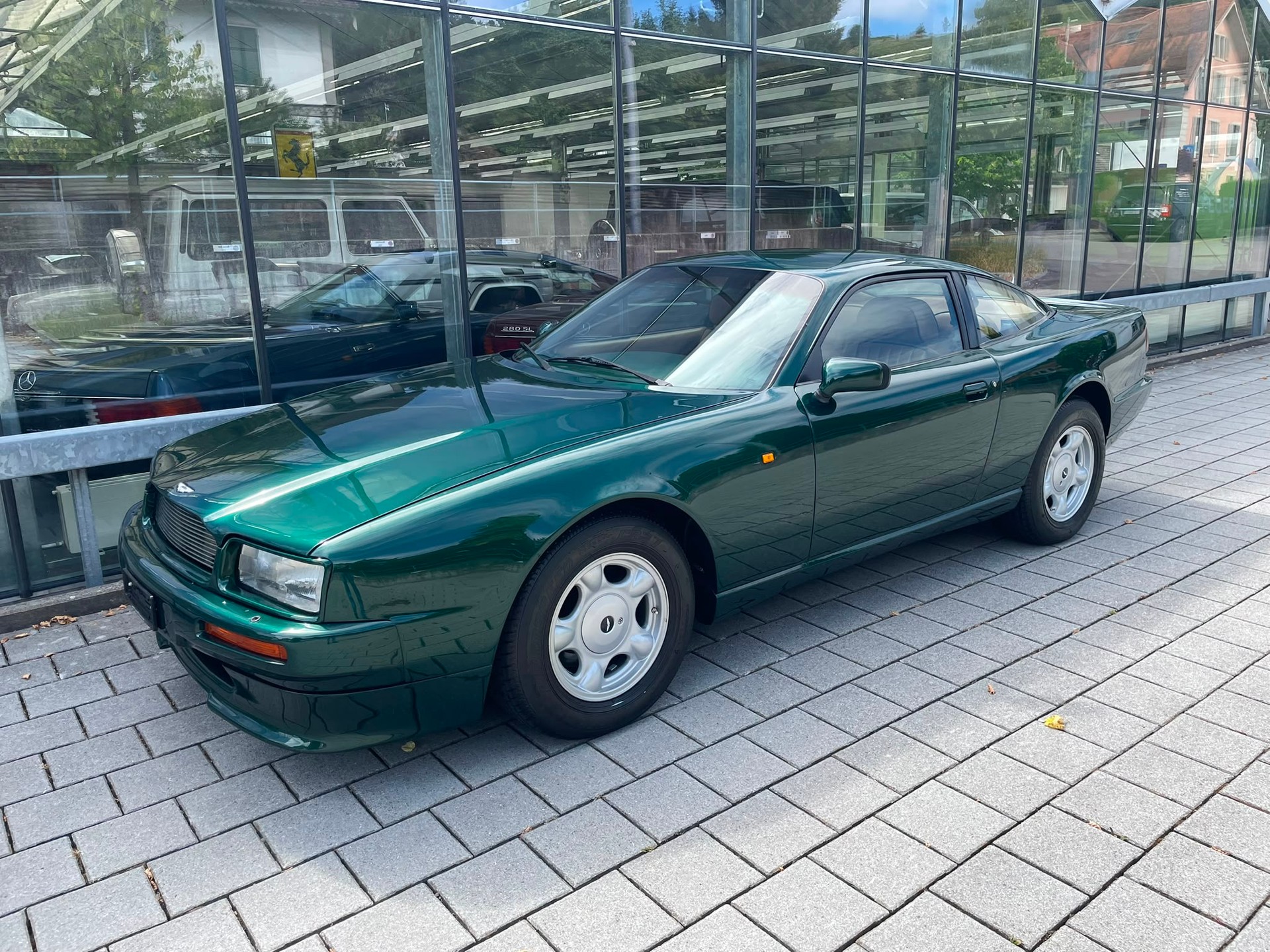 ASTON MARTIN Virage-showroom-element-3