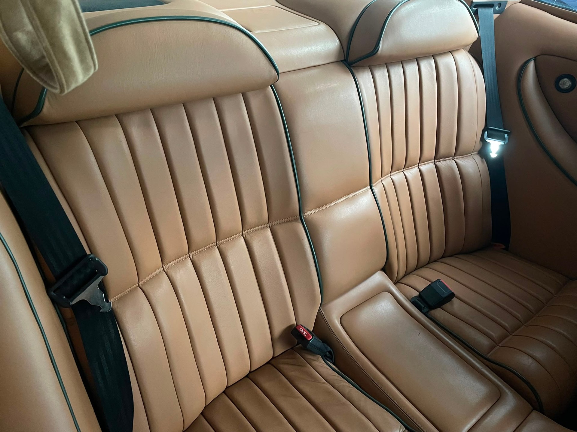 ASTON MARTIN Virage-image-10