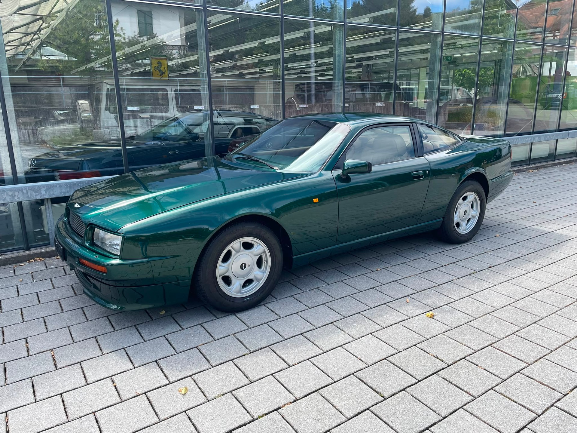 ASTON MARTIN Virage-showroom-element-2