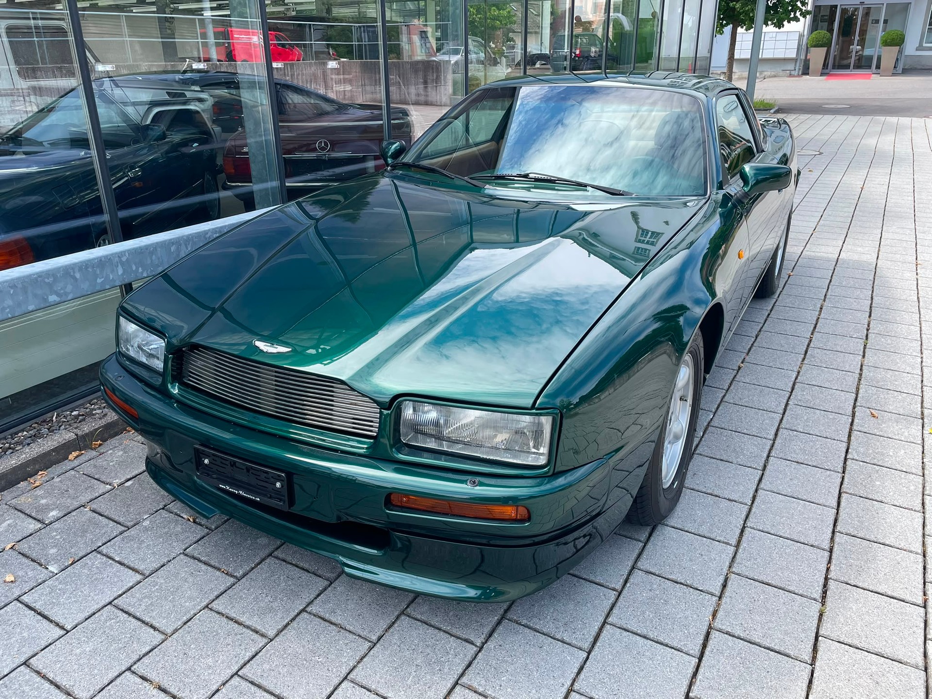 ASTON MARTIN Virage-showroom-element-1