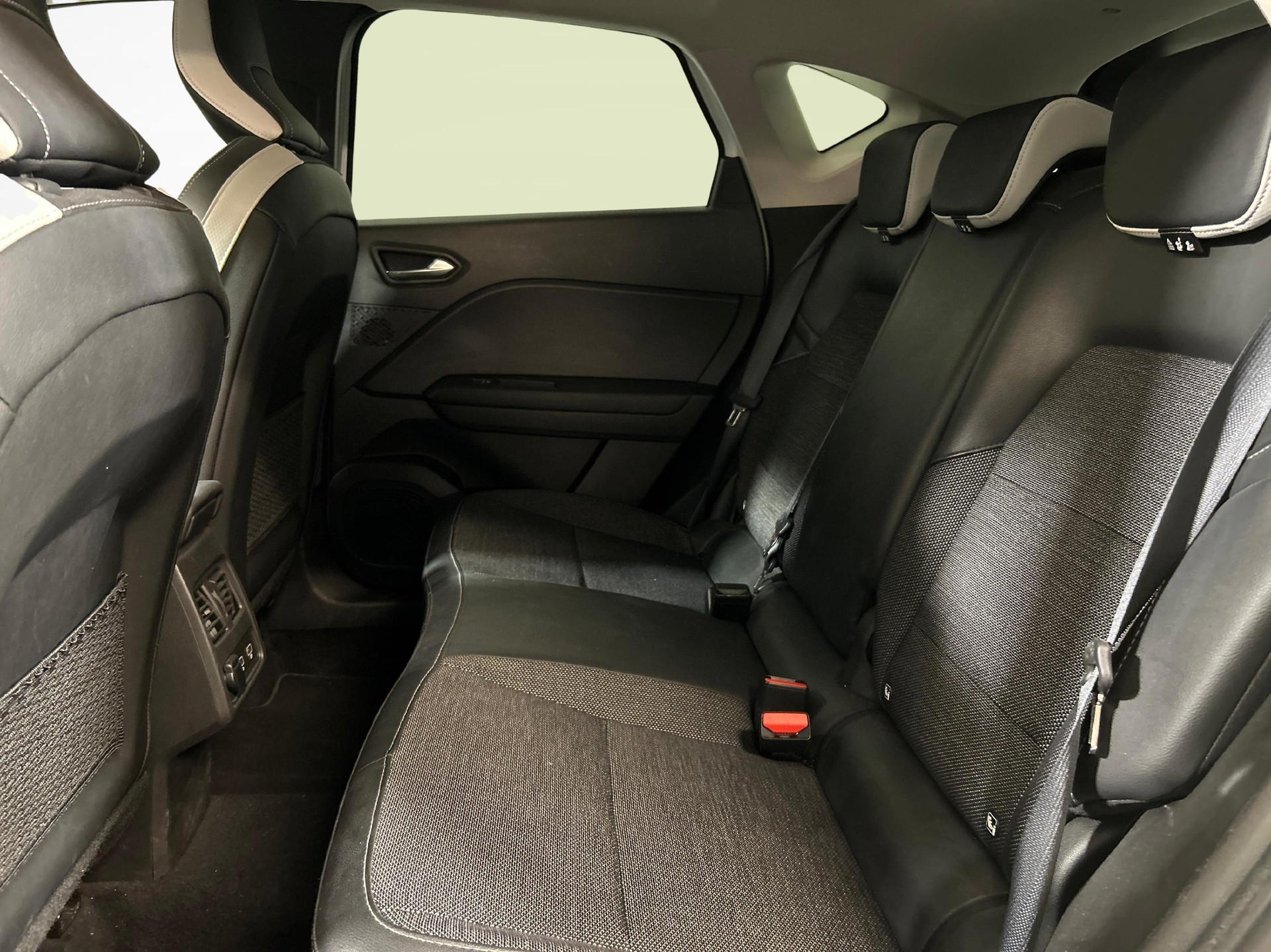 MITSUBISHI ASX 1.6 HEV Intense-showroom-element-3