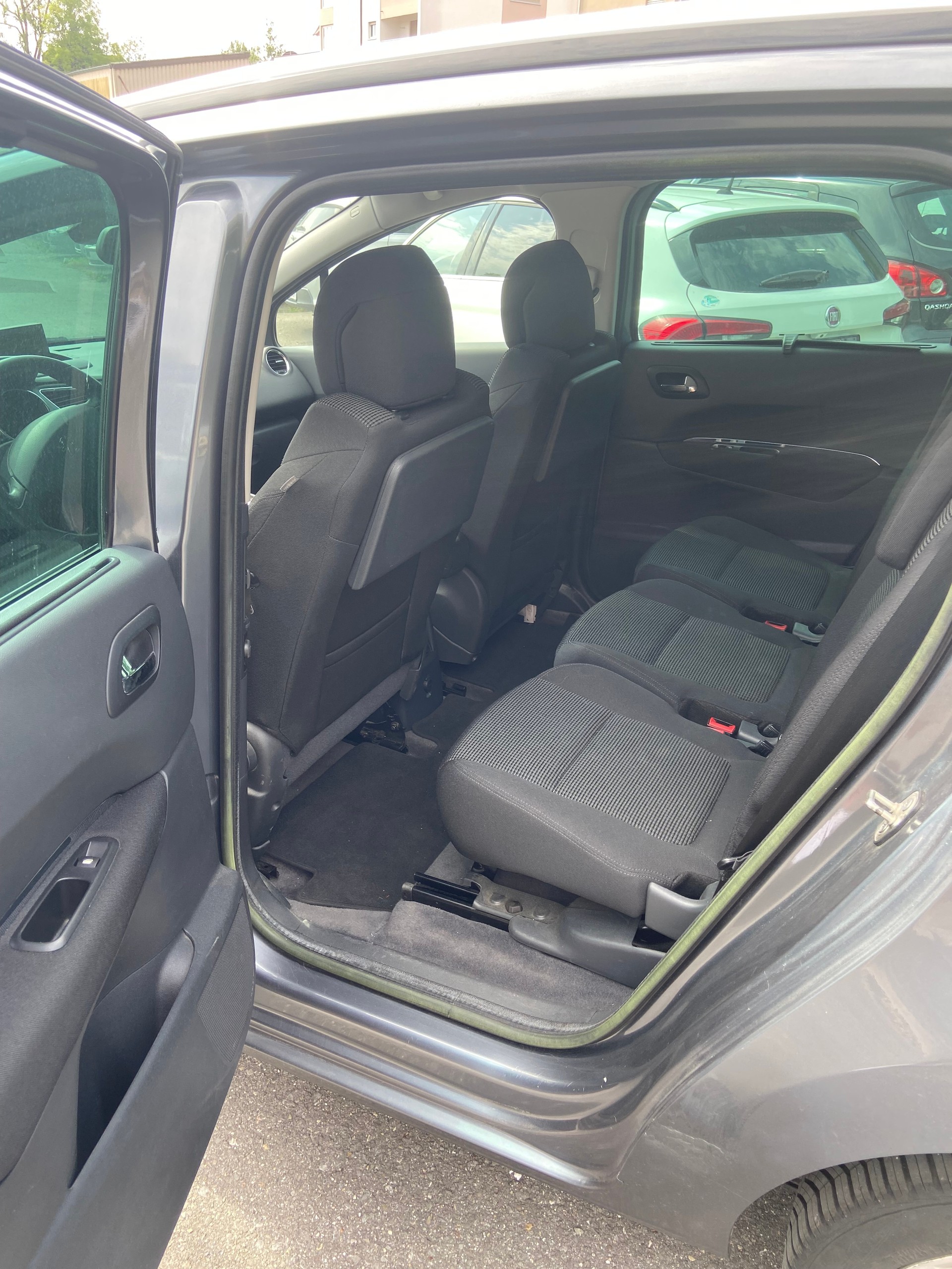 PEUGEOT 5008 1.6 16V T Allure Automatic-image-9