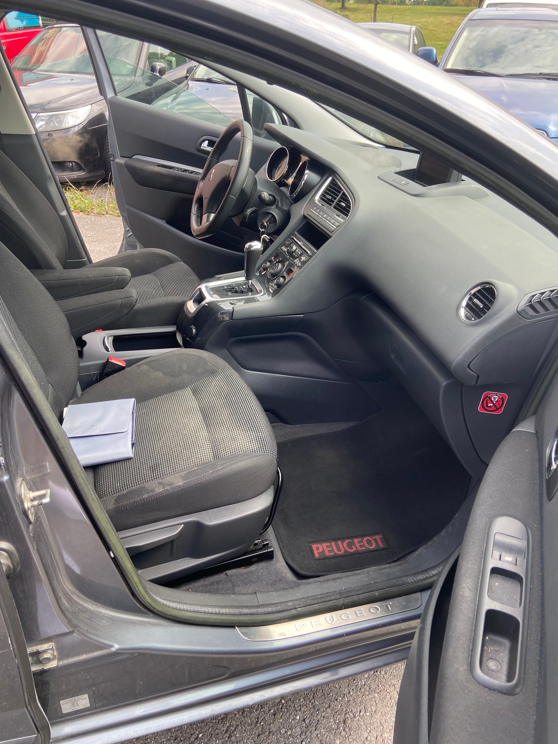 PEUGEOT 5008 1.6 16V T Allure Automatic-image-10